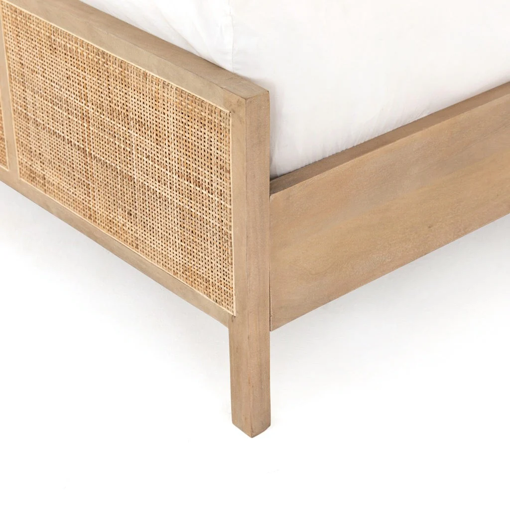 Cama Sydney de Madera de Mango Natural y Ratán Tejido – Elegancia Natural y Textura Auténtica