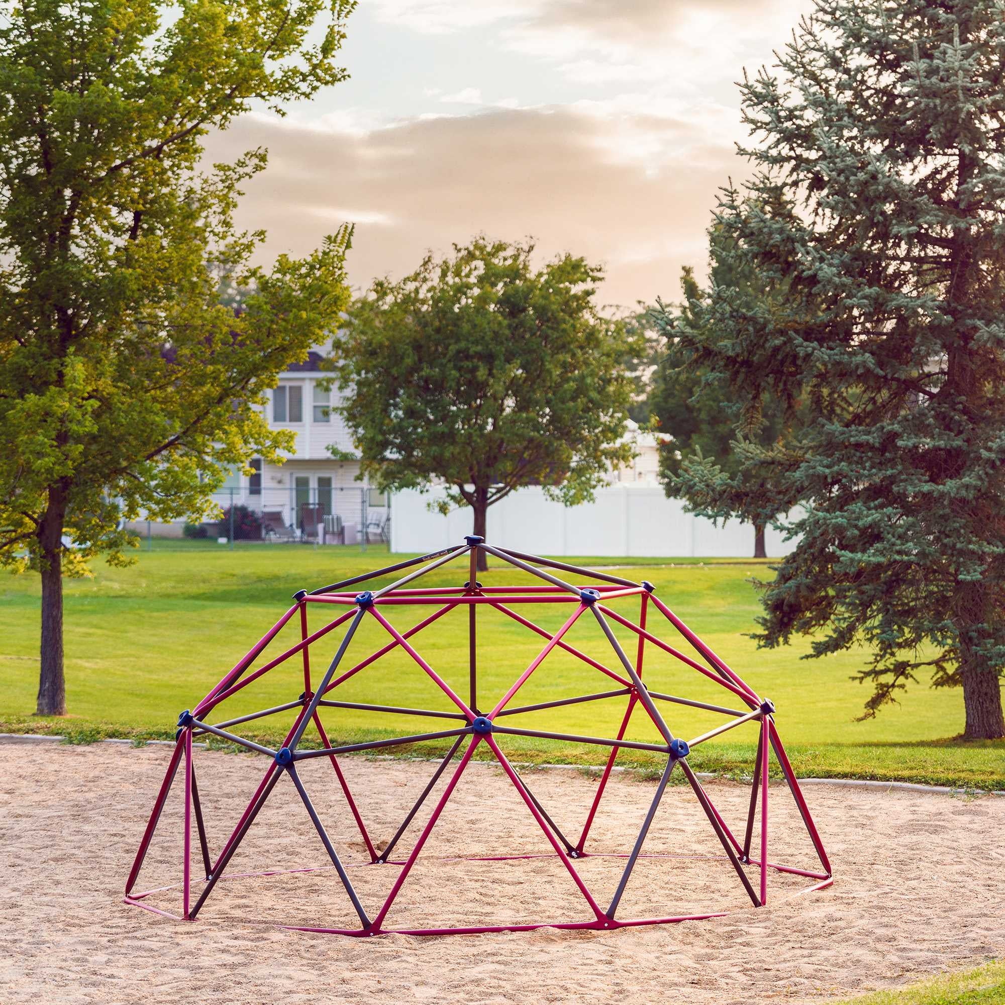 2025 Estructura de Escalada Dome para Niños de Lifetime – 5.5 ft de Alto x 11 ft de Ancho, Berry y Marrón (91088)