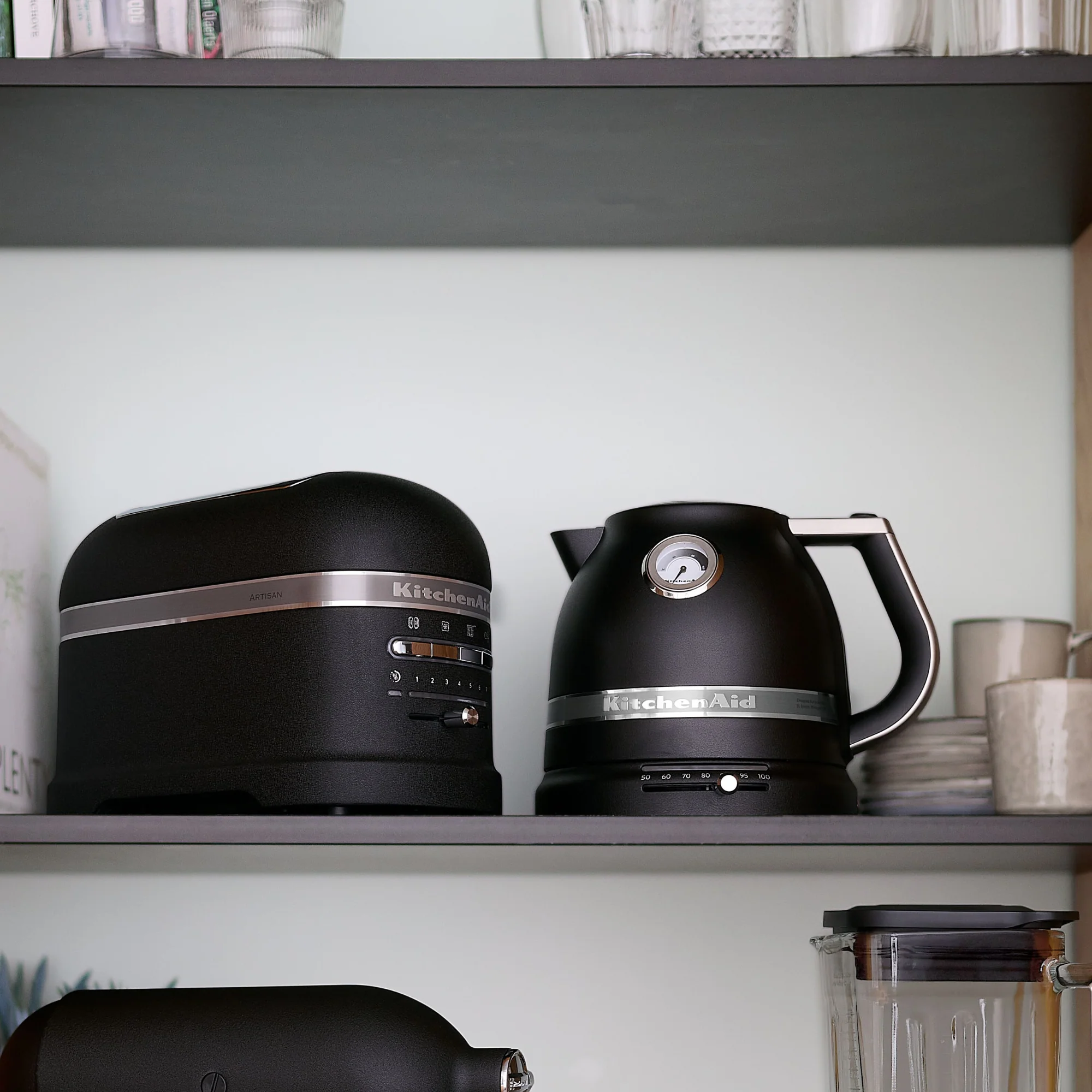 2025 Set de desayuno KitchenAid Artisan con hervidor 5KEK1522, tostadora de 2 ranuras 5KMT2204 y soporte para panecillos