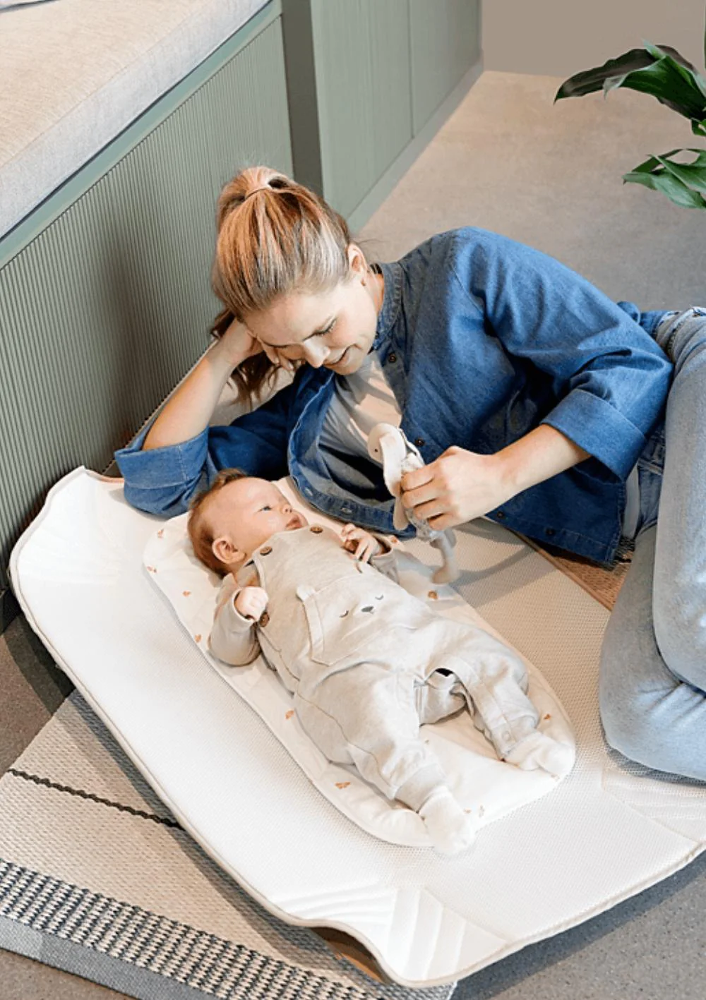 2025 Bolso portabebé «Carry Me» Misty Green Cream