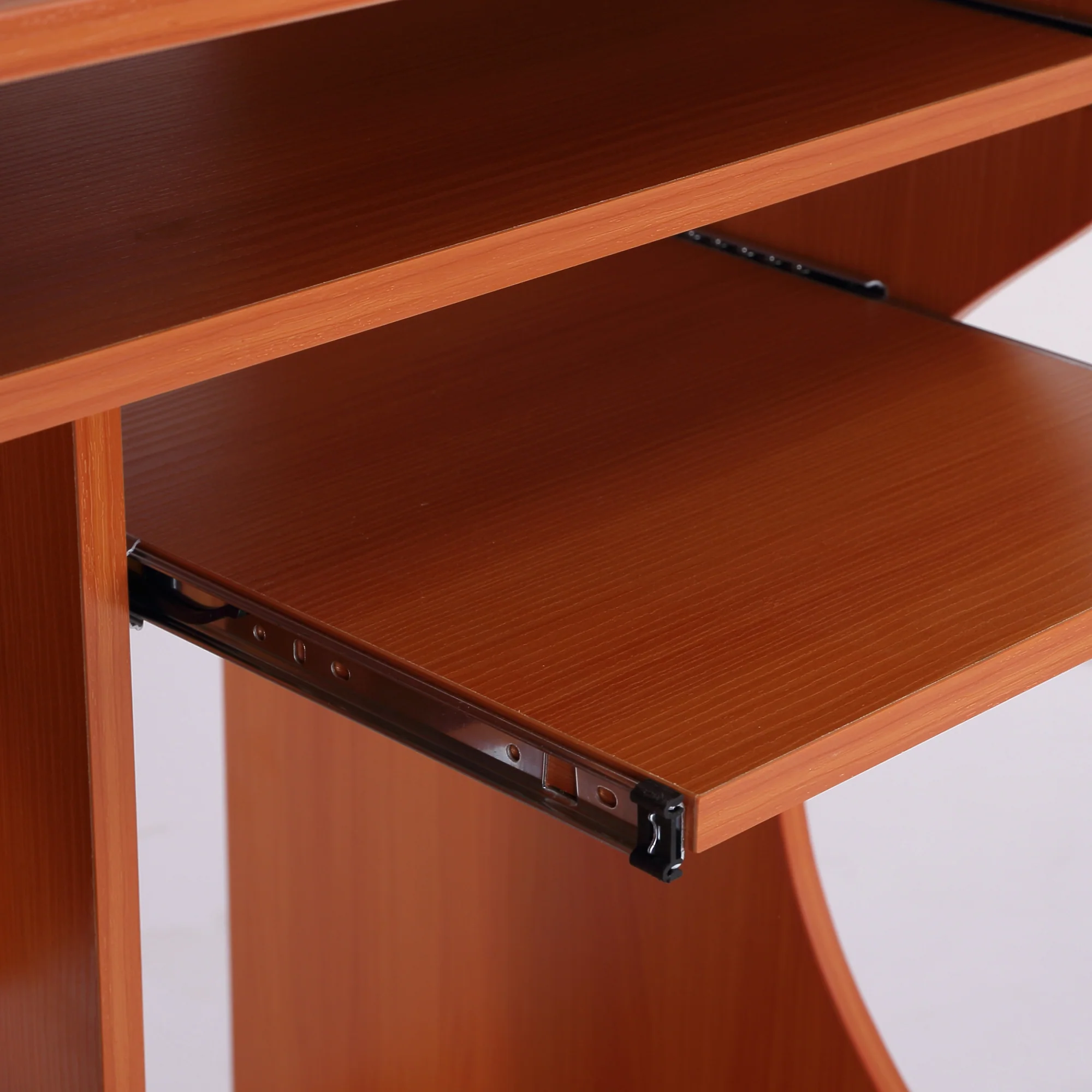 Escritorio para Ordenador con Bandeja Deslizante para Teclado, Estanterías de Almacenamiento y Ruedas, Color Cerezo