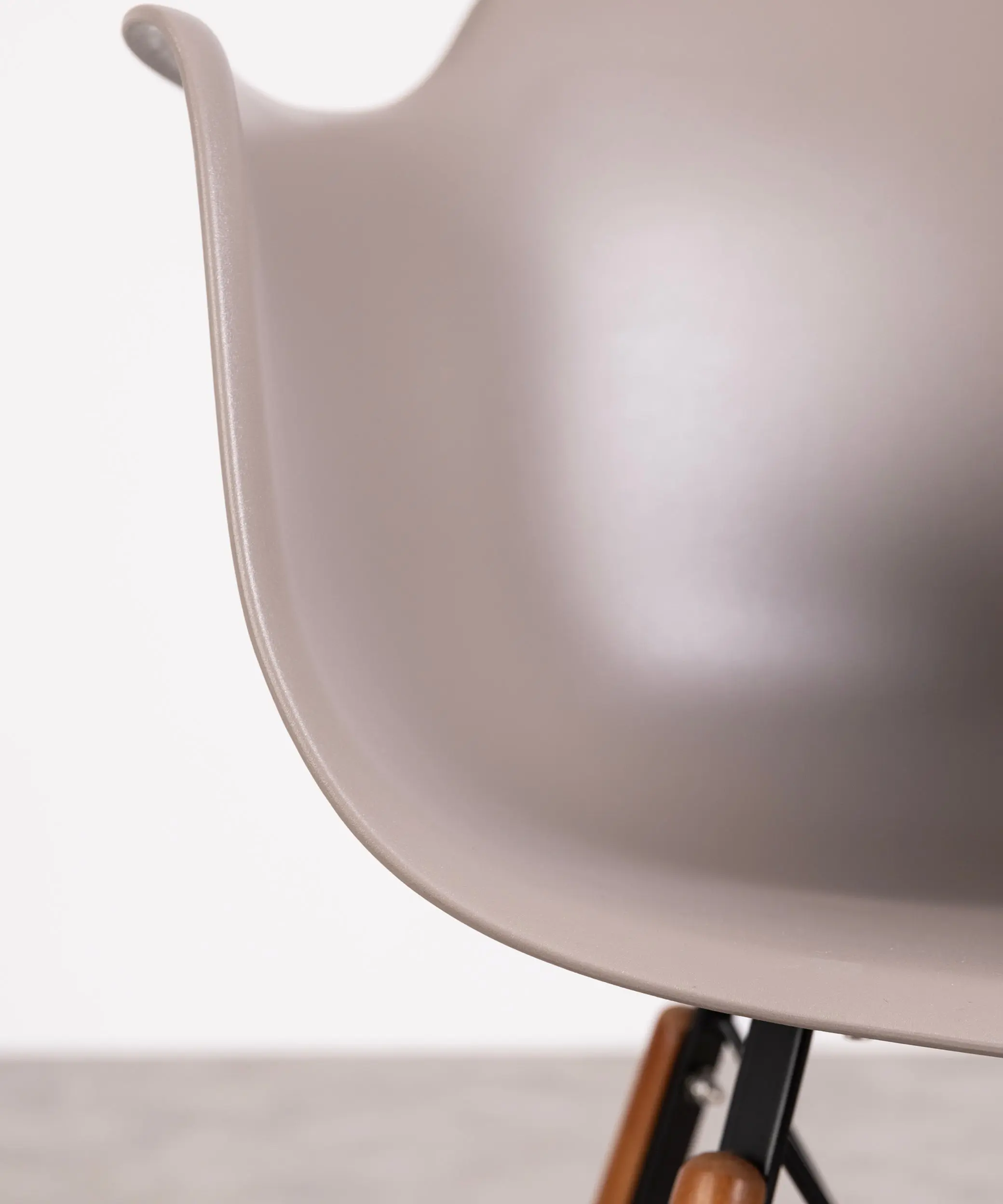 Silla de Polipropileno y Madera Elon Arms