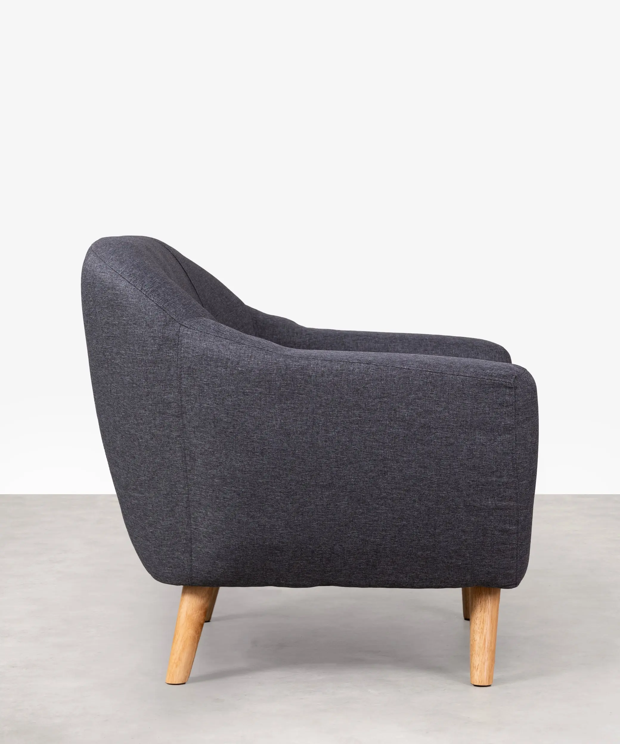 Sillón en Poliéster y Lino con Madera Skandic