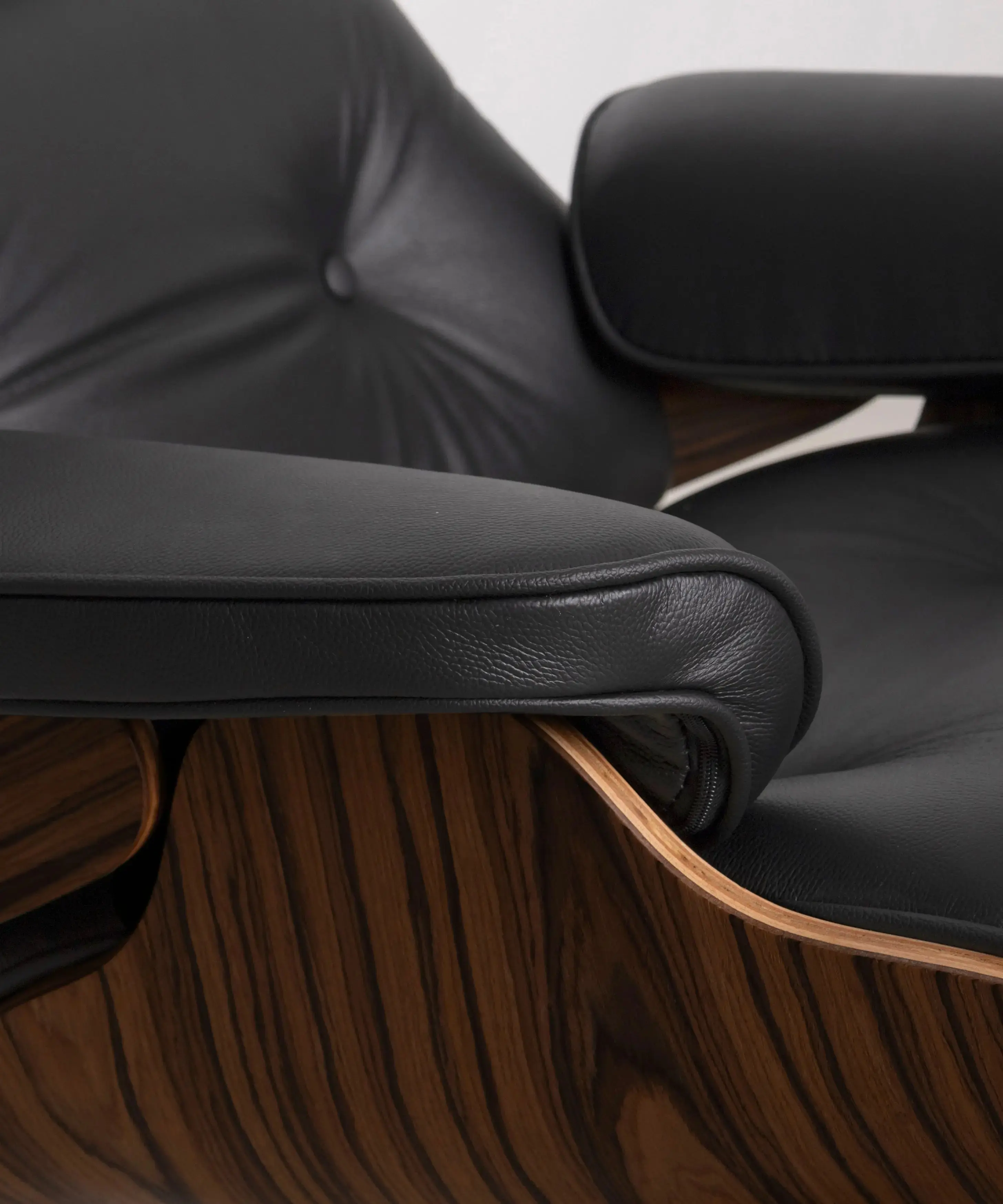 Sillón en Madera Tapizado en Piel con Reposapiés Magnum