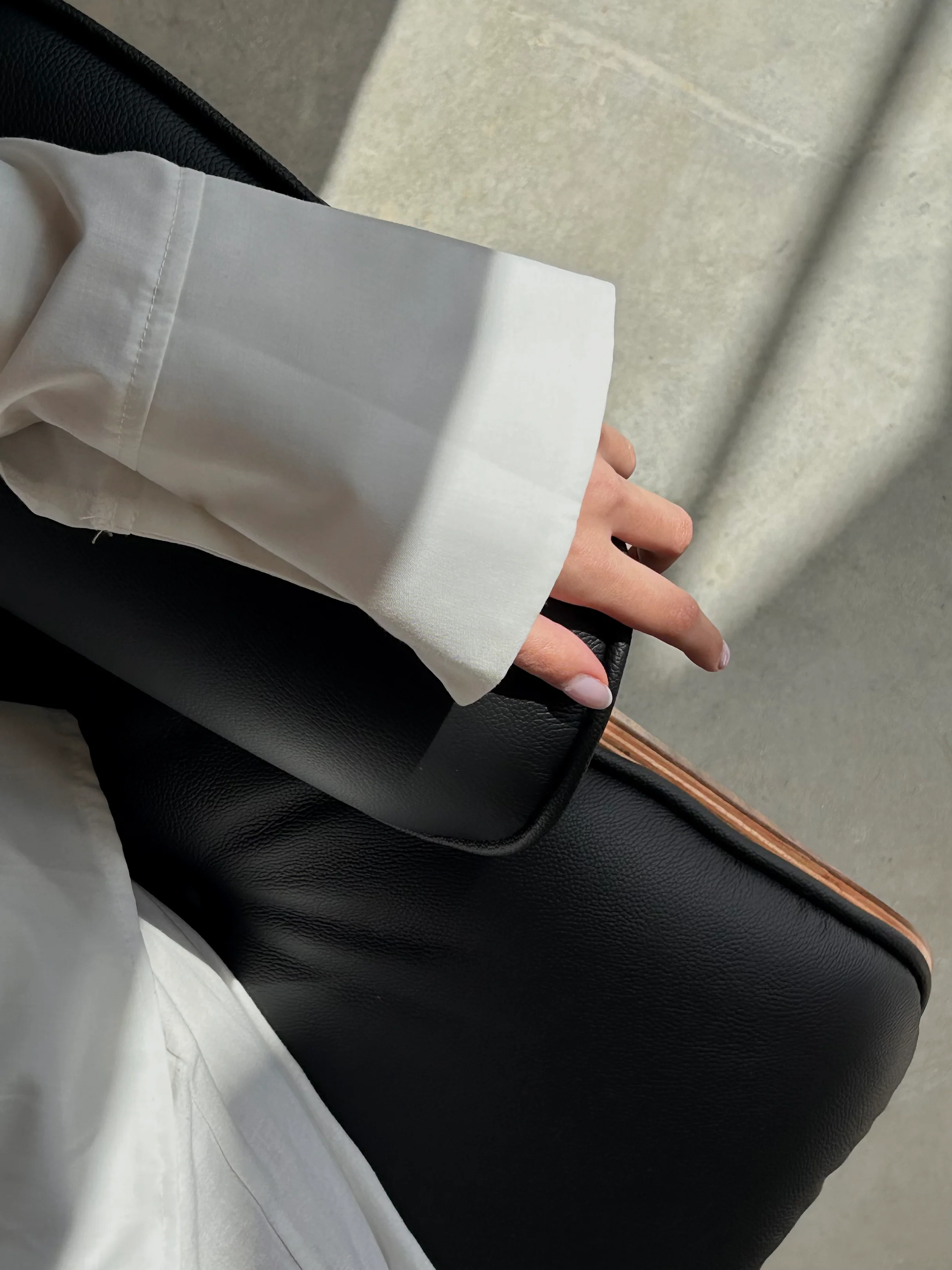 Sillón en Madera Tapizado en Piel con Reposapiés Magnum