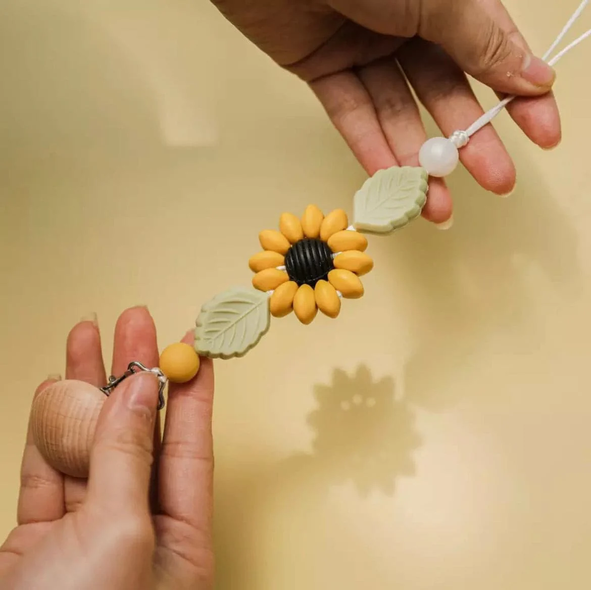 Daisy - BPA Free Silicone Baby dummy clip with flower and leaf