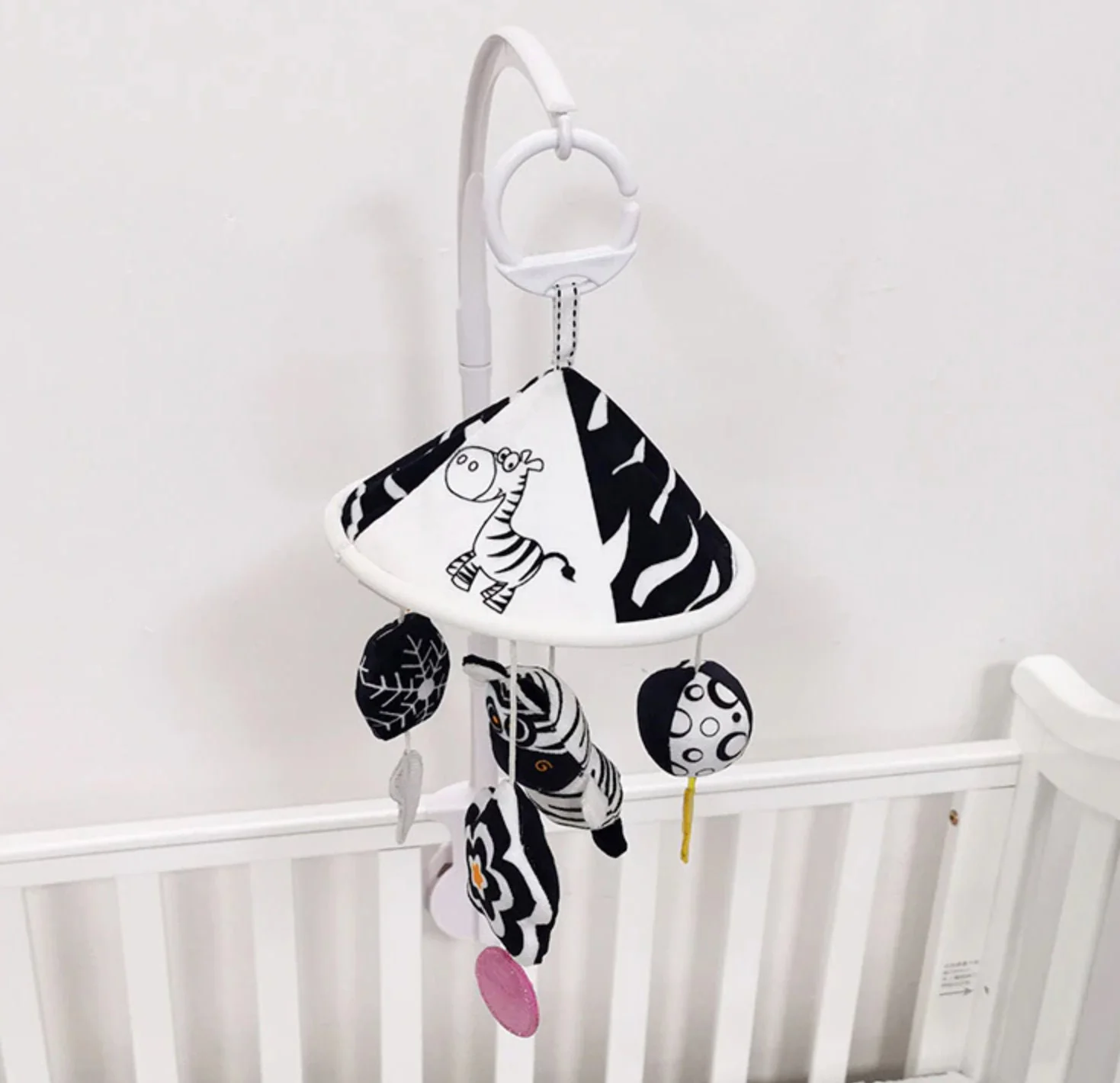 Newborn baby mobile gift, Newborn baby sensory mobile, Black & White baby mobile, Monochrome baby toy, New parent gift, Newborn sensory gift