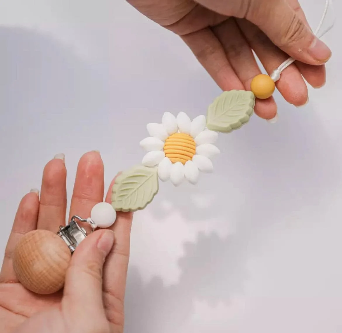 Daisy - BPA Free Silicone Baby dummy clip with flower and leaf