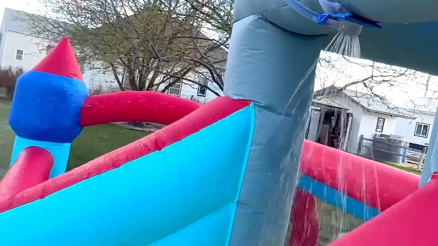 Aufblasbare Wasserrutschen für Kinder, 8-in-1-Hüpfburg-Wasserpark mit 450-W-Gebläse, Kletterwand, Planschbecken, 2 Wasserkanonen, Basketballkorb, Wasserrutsche, Krokodilsprinkler als Geschenk für eine Gartenparty