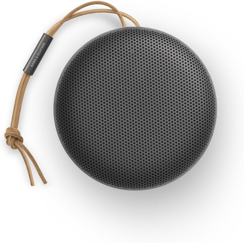 Bang & Olufsen Beosound A1 (2. Gen) – Kabelloser tragbarer IP67 wasserdichter Bluetooth-Lautsprecher mit 360-Grad-Sound, Alexa Voice Assistant & Speakerphone, 18 h Akkulaufzeit - Black Anthracite