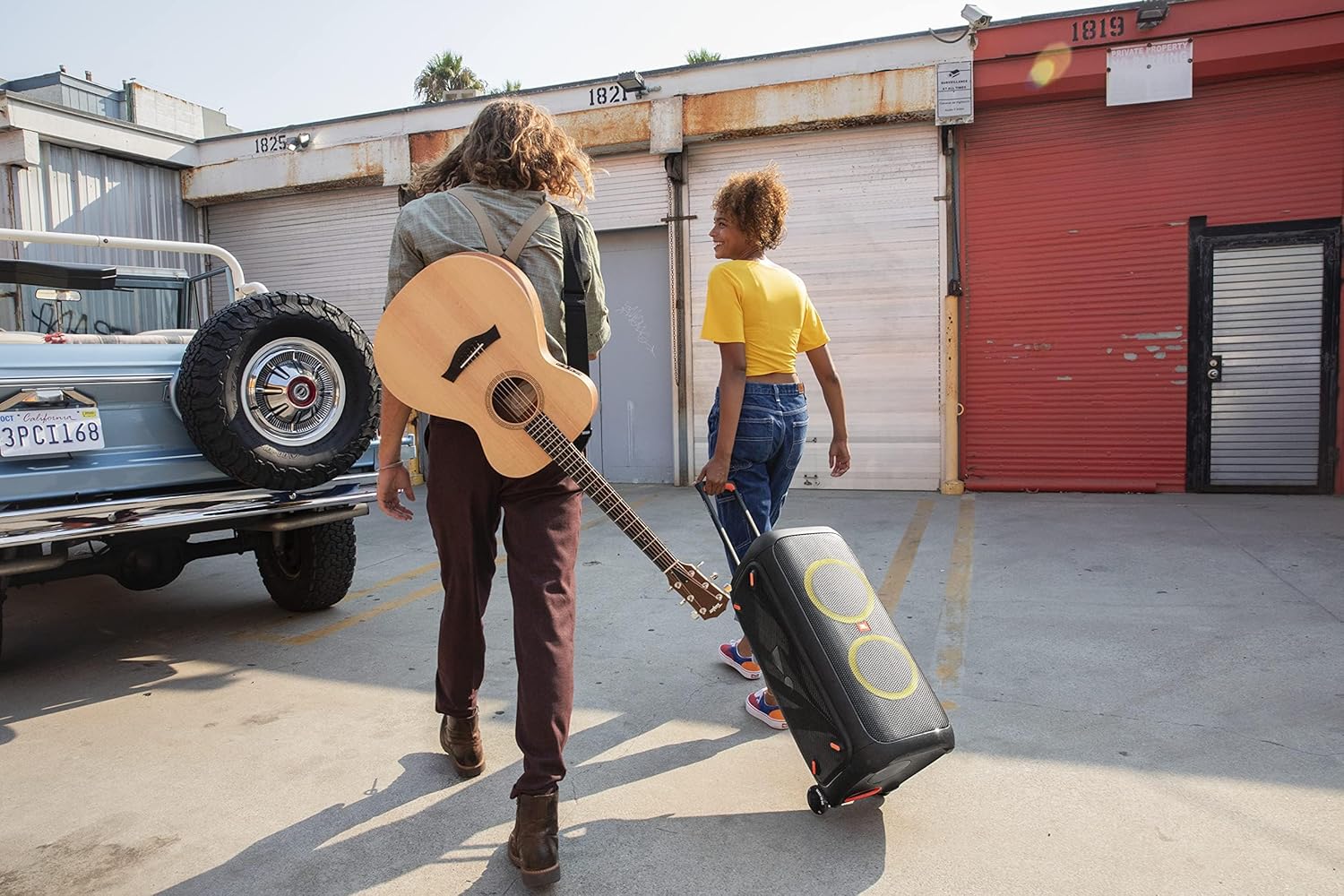 JBL PartyBox 710 - Schwarz – Trag - und rollbarer Bluetooth Party-Lautsprecher mit Lichteffekten – Spritzwassergeschützte, mobile Musikbox