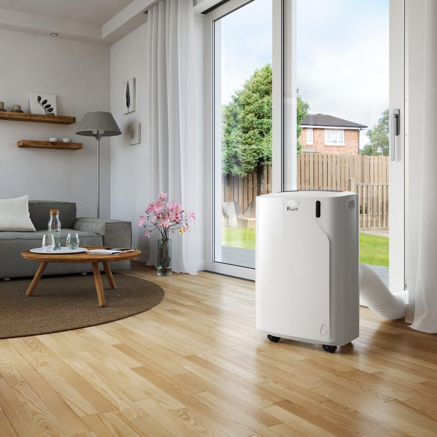 De'Longhi Pinguino PAC EM82, Mobile Klimaanlage für Räume bis zu 80 m³, 9.400 BTU, 2,4 kW, 63 dB, Entfeuchtungsfunktion, Energieklasse A, 24h-Timer, Weiß