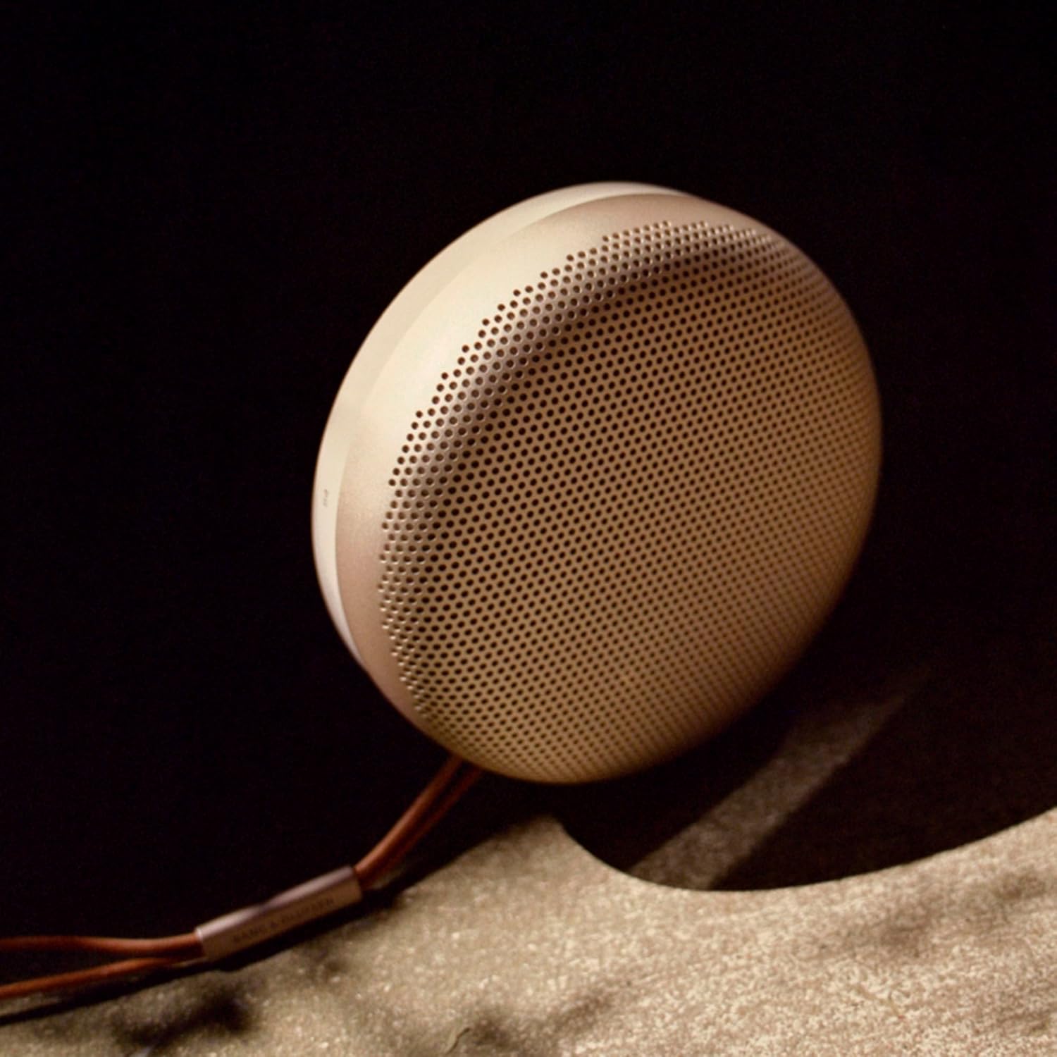 Bang & Olufsen Beosound A1 (2. Gen) – Kabelloser tragbarer IP67 wasserdichter Bluetooth-Lautsprecher mit 360-Grad-Sound, Alexa Voice Assistant & Speakerphone, 18 h Akkulaufzeit - Black Anthracite