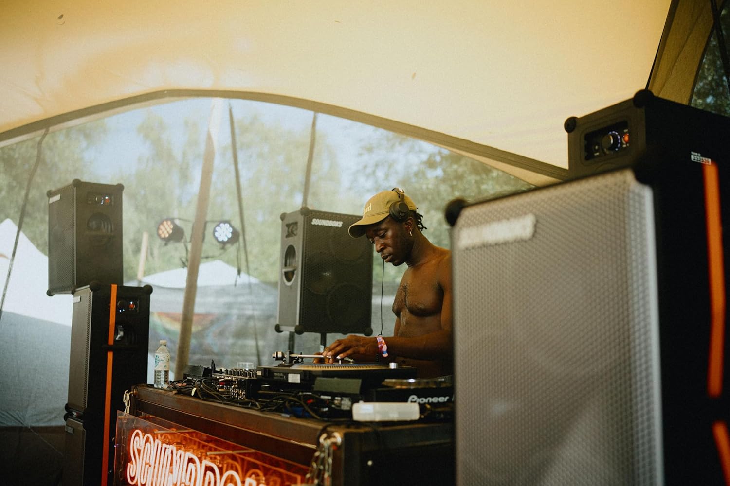 SOUNDBOKS 4 - Bluetooth Performance Speaker - USB-C-Aufladung Akku - Lautester Party Lautsprecher mit 40 Stunden Akku - Kabelloser und tragbarer Lautsprecher - Designed in Dänemark - 126dB (Schwarz)