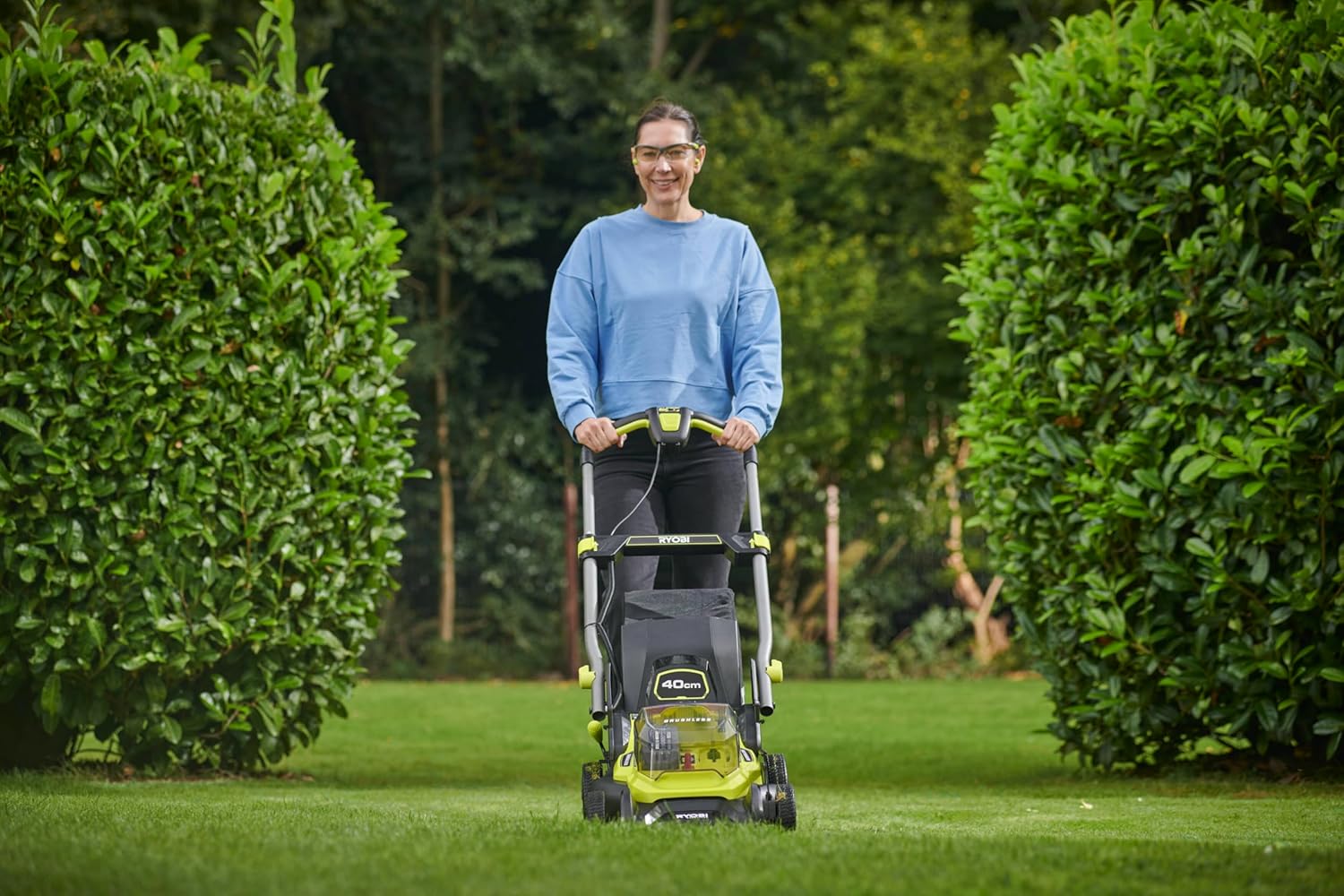 RYOBI 18 V ONE+ Akku-Rasenmäher RLM18X33B40 (Schnittbreite 33 cm, 5-fache Höhenverstellung 25-65 mm, zusammenklappbares Griffgestänge, inkl. Mulchkeil, 35l Grasfangsack, 4,0Ah Akku & Ladegerät)