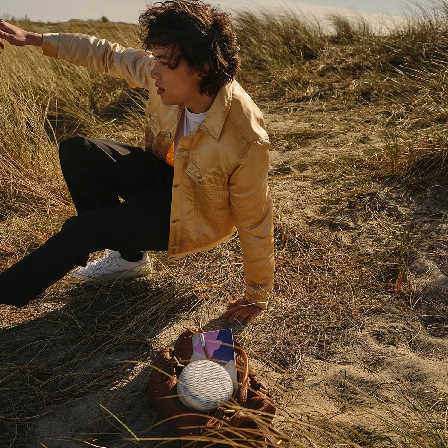 Bang & Olufsen Beosound A1 (2. Gen) – Kabelloser tragbarer IP67 wasserdichter Bluetooth-Lautsprecher mit 360-Grad-Sound, Alexa Voice Assistant & Speakerphone, 18 h Akkulaufzeit - Black Anthracite