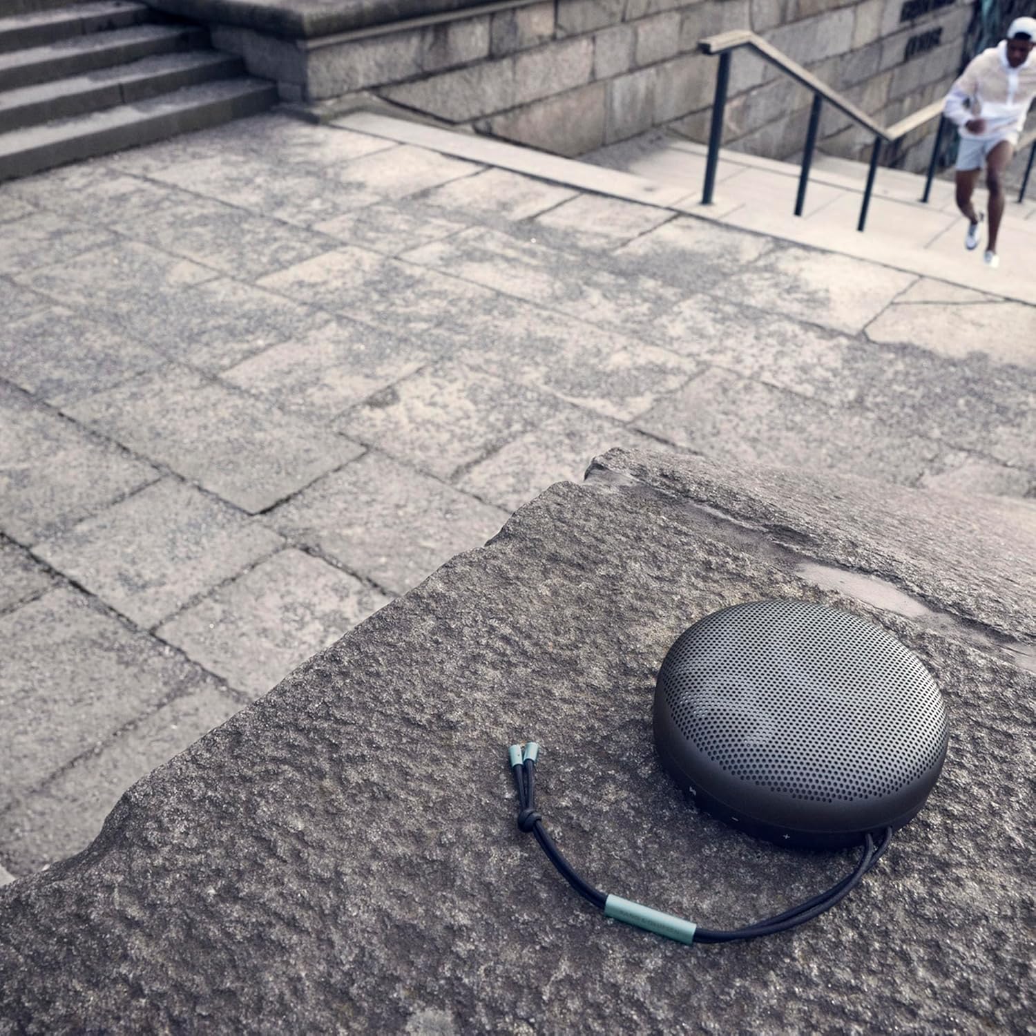 Bang & Olufsen Beosound A1 (2. Gen) – Kabelloser tragbarer IP67 wasserdichter Bluetooth-Lautsprecher mit 360-Grad-Sound, Alexa Voice Assistant & Speakerphone, 18 h Akkulaufzeit - Black Anthracite