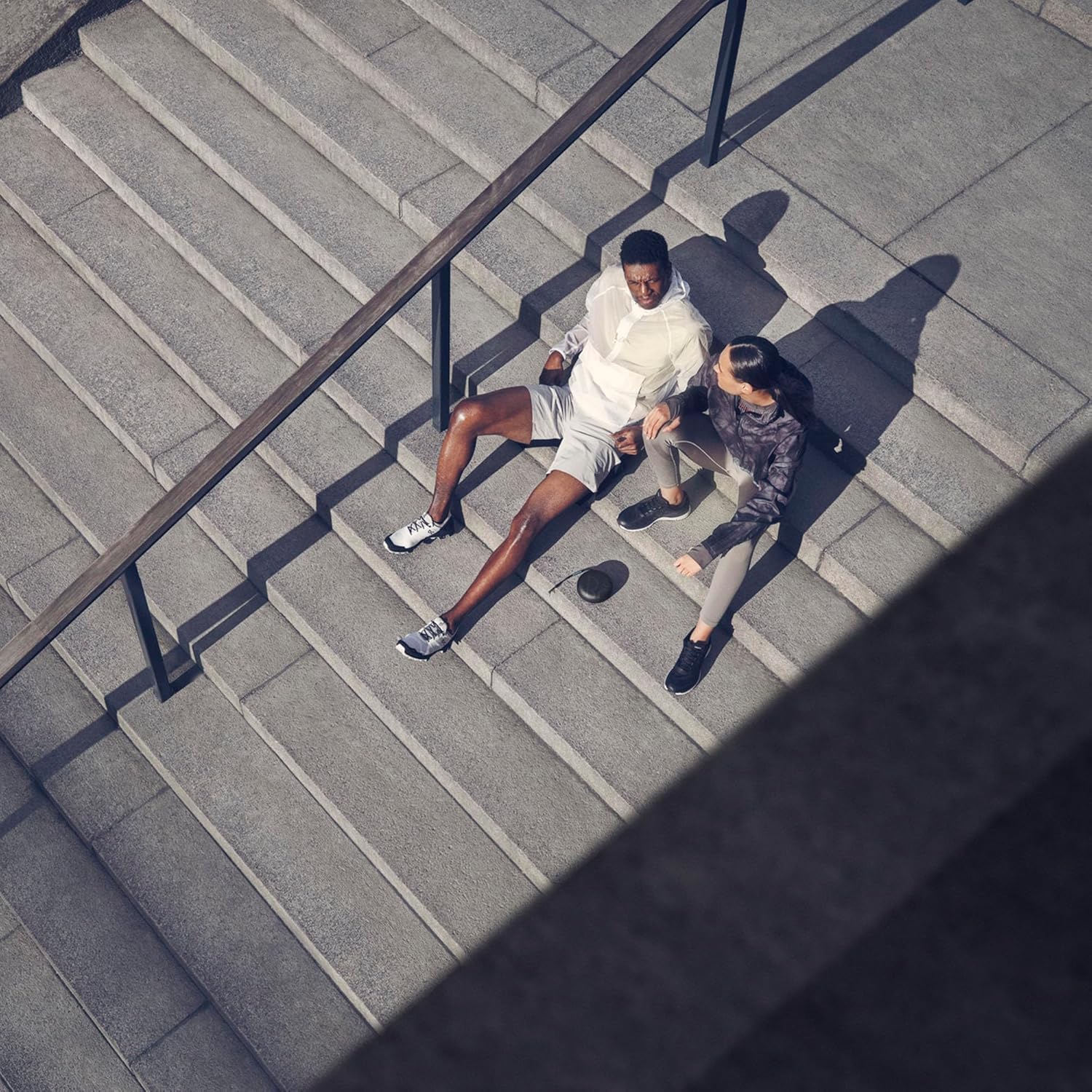 Bang & Olufsen Beosound A1 (2. Gen) – Kabelloser tragbarer IP67 wasserdichter Bluetooth-Lautsprecher mit 360-Grad-Sound, Alexa Voice Assistant & Speakerphone, 18 h Akkulaufzeit - Black Anthracite