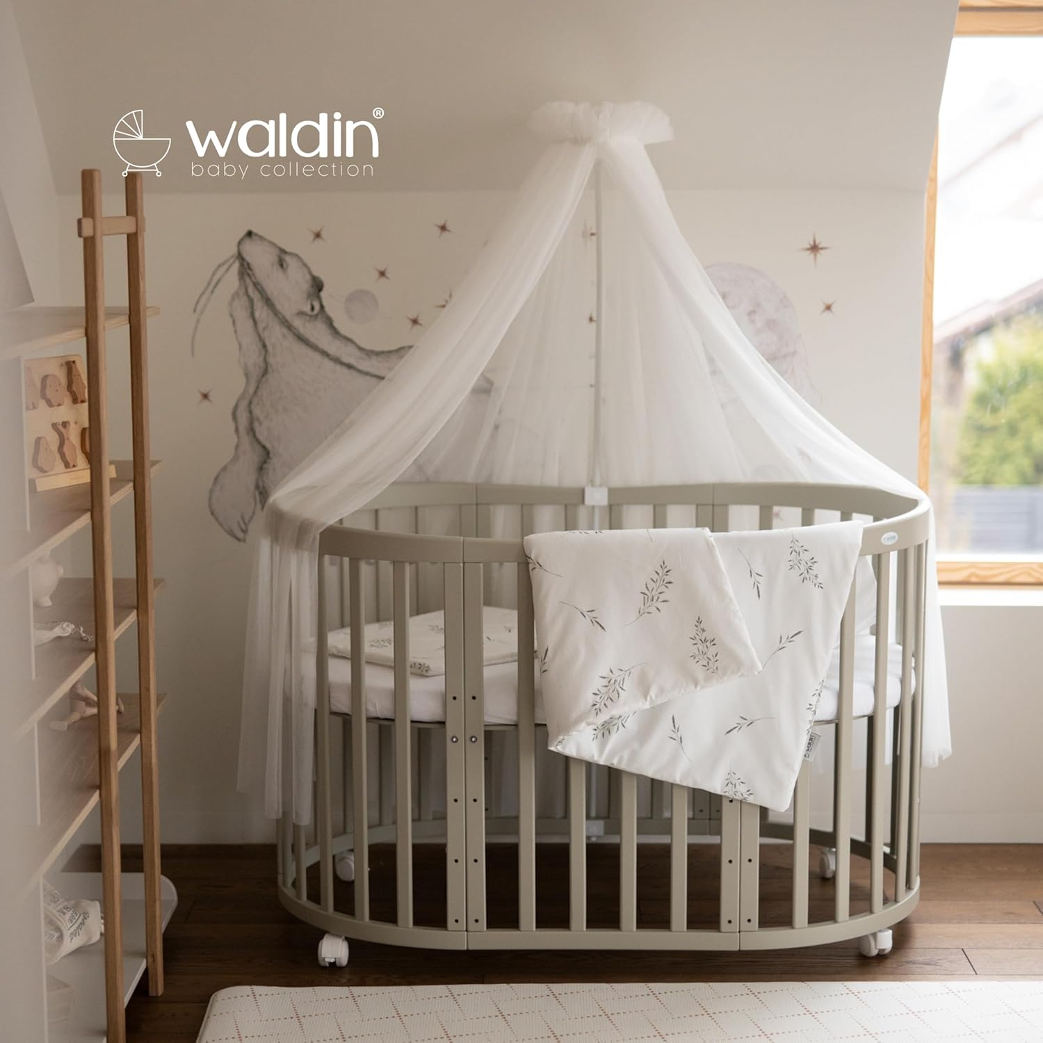 Waldin Oval Baby-Bett Mitwachsend Komplett Set 7in1, Gitterbett, Kinderbett mit Matratze, Wickelkommode, Beistellbett, Holz Weiß