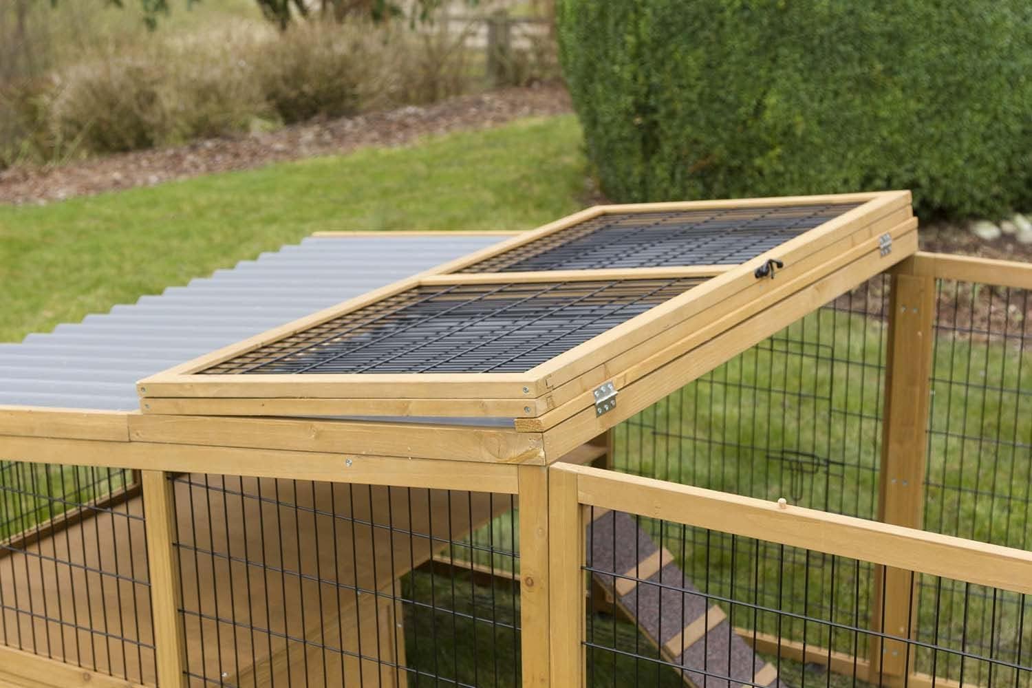 Kerbl Freigehege mit Ausbruchsperre (Gitterabstand 2,5 cm, überdachter Auslauf, mit Kunststoffdach, inkl. Kleintierhaus + Aussichtsplattform) 81708