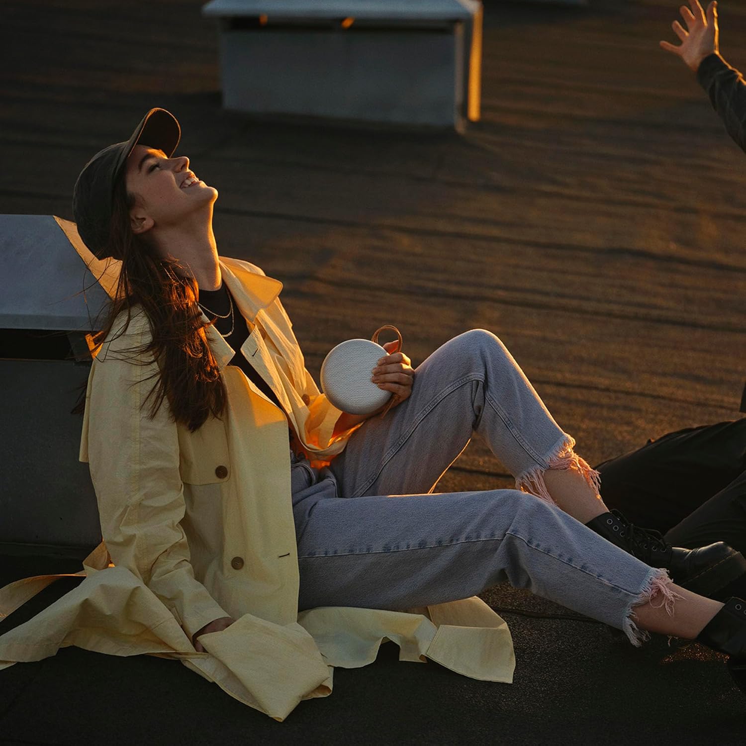 Bang & Olufsen Beosound A1 (2. Gen) – Kabelloser tragbarer IP67 wasserdichter Bluetooth-Lautsprecher mit 360-Grad-Sound, Alexa Voice Assistant & Speakerphone, 18 h Akkulaufzeit - Black Anthracite