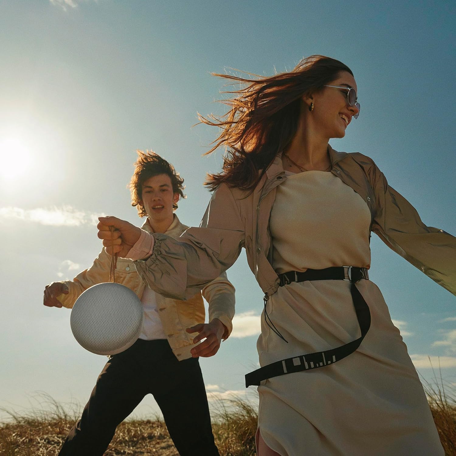 Bang & Olufsen Beosound A1 (2. Gen) – Kabelloser tragbarer IP67 wasserdichter Bluetooth-Lautsprecher mit 360-Grad-Sound, Alexa Voice Assistant & Speakerphone, 18 h Akkulaufzeit - Black Anthracite