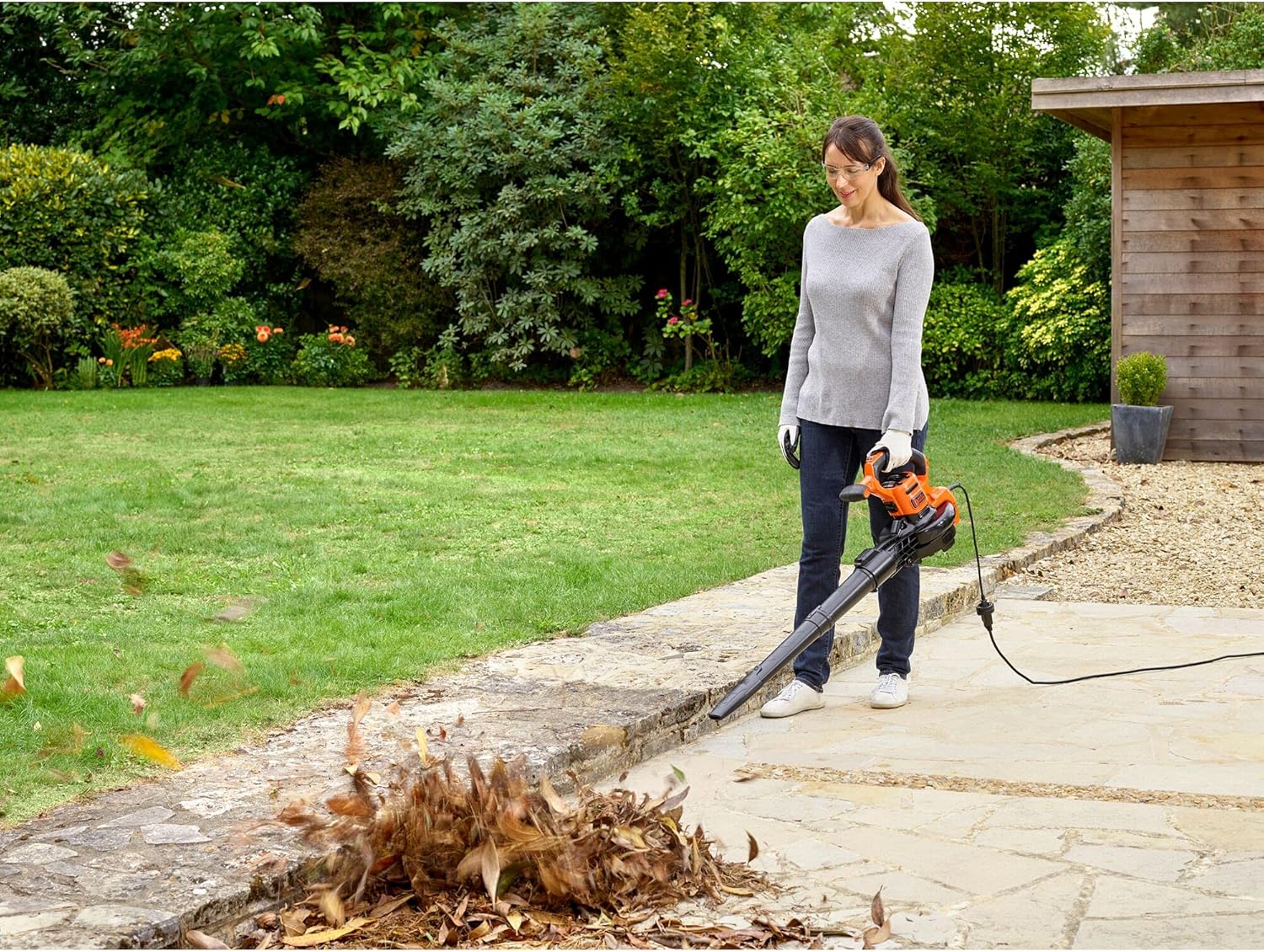 Black+Decker 3-in-1 Elektro-Laubsauger/Laubblser BEBLV301 (3.000 Watt, mit Hcksler + aufsteckbarem Laubrechen, 72l Fangsack-Rucksack - hohe Blasgeschwindigkeit & verstellbare Saugleistung)