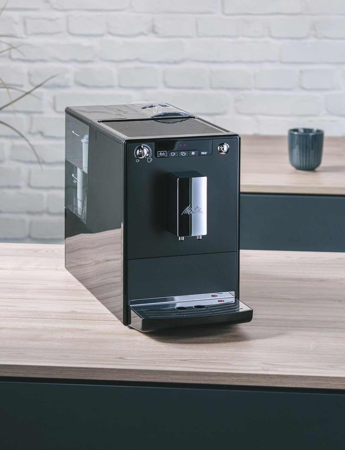 Melitta Solo - Kaffeevollautomat mit höhenverstellbarem Auslauf, kleine Kaffeemaschine mit abnehmbarem Wassertank, für z. B. Espresso oder Café Crème, silber