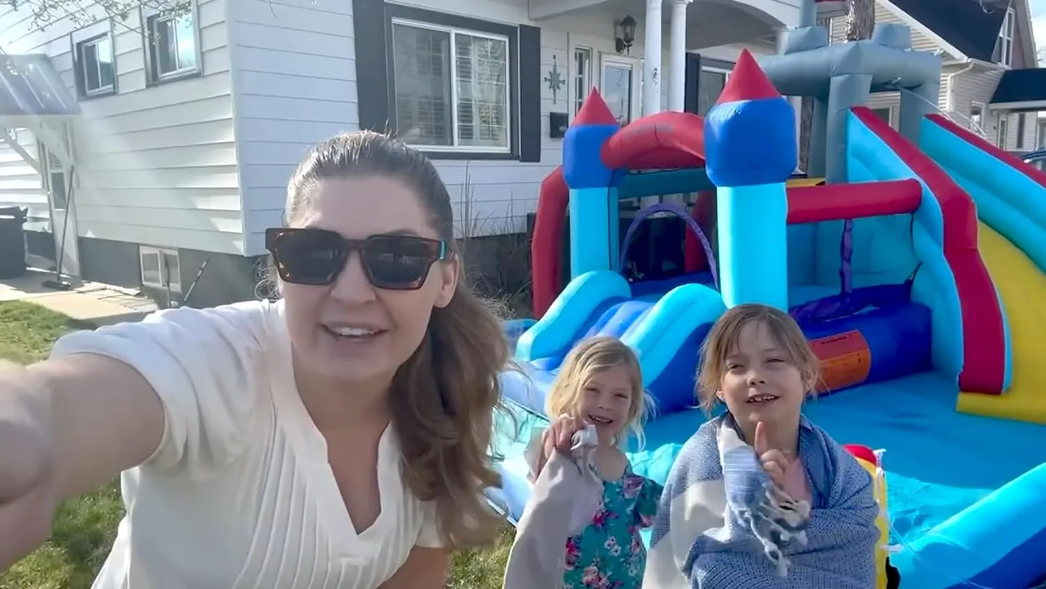 Aufblasbare Wasserrutschen für Kinder, 8-in-1-Hüpfburg-Wasserpark mit 450-W-Gebläse, Kletterwand, Planschbecken, 2 Wasserkanonen, Basketballkorb, Wasserrutsche, Krokodilsprinkler als Geschenk für eine Gartenparty