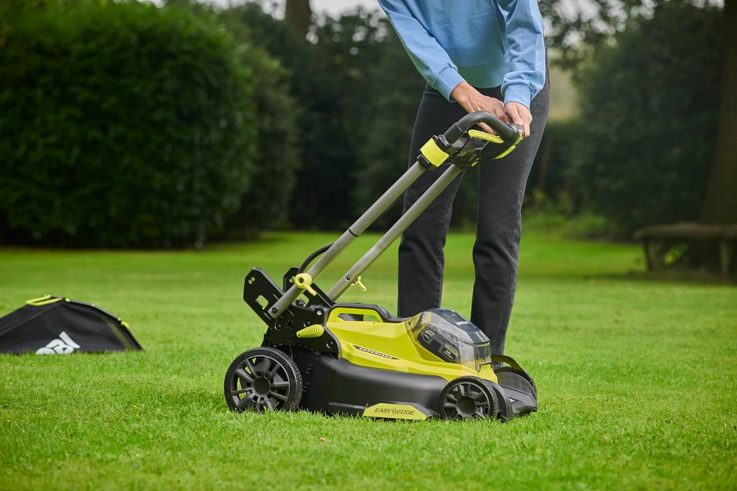 RYOBI 18 V ONE+ Akku-Rasenmäher RLM18X33B40 (Schnittbreite 33 cm, 5-fache Höhenverstellung 25-65 mm, zusammenklappbares Griffgestänge, inkl. Mulchkeil, 35l Grasfangsack, 4,0Ah Akku & Ladegerät)