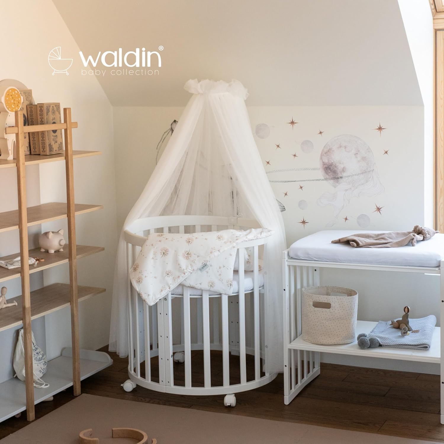 Waldin Oval Baby-Bett Mitwachsend Komplett Set 7in1, Gitterbett, Kinderbett mit Matratze, Wickelkommode, Beistellbett, Holz Weiß