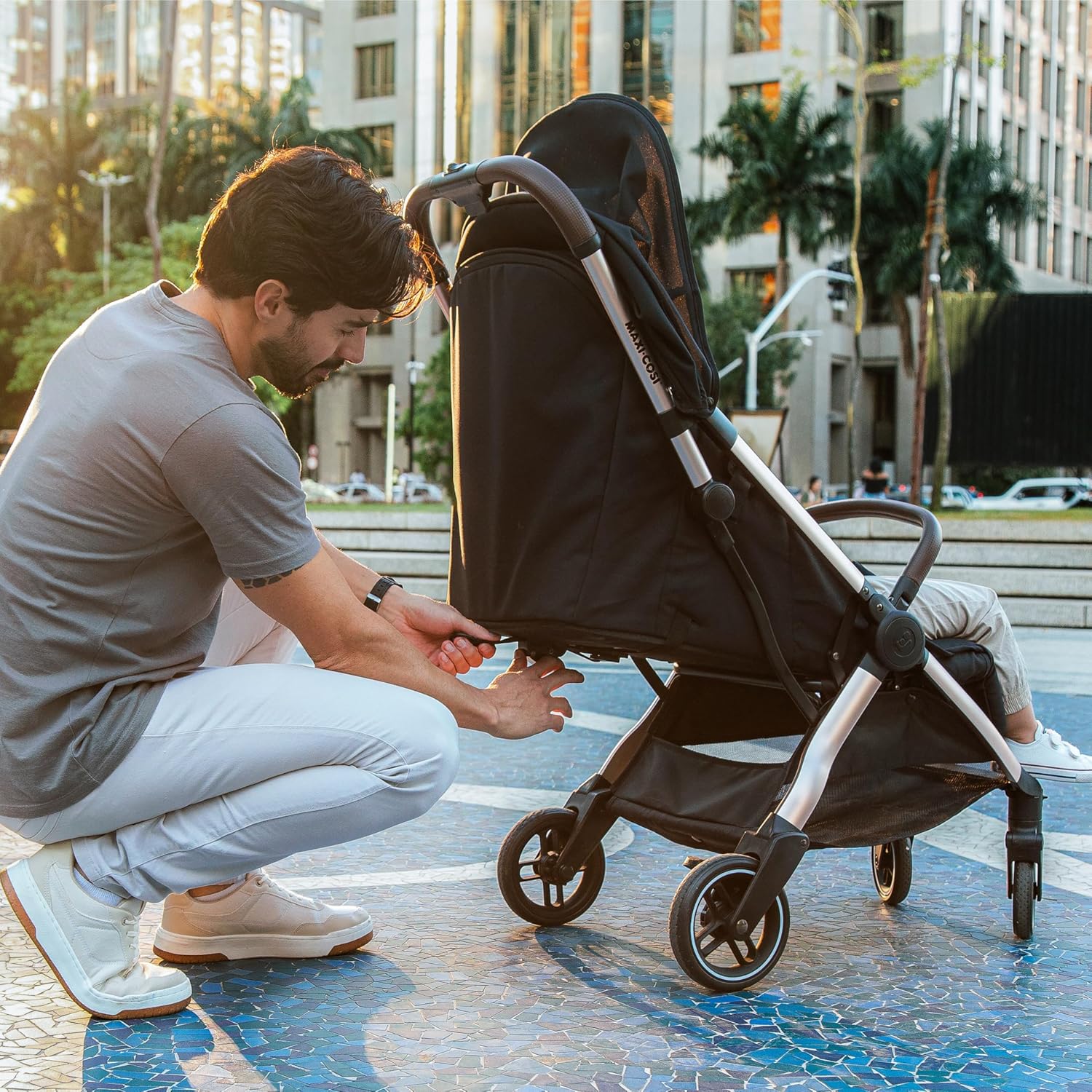 Maxi-Cosi Lara2 Baby Kinderwagen, 0–4 Jahre, 0–22 kg, federleichter, kompakter Buggy, 3 Liegepositionen, flache Liegeposition, klein zusammenklappbar, Schultergurt, Essential Graphite