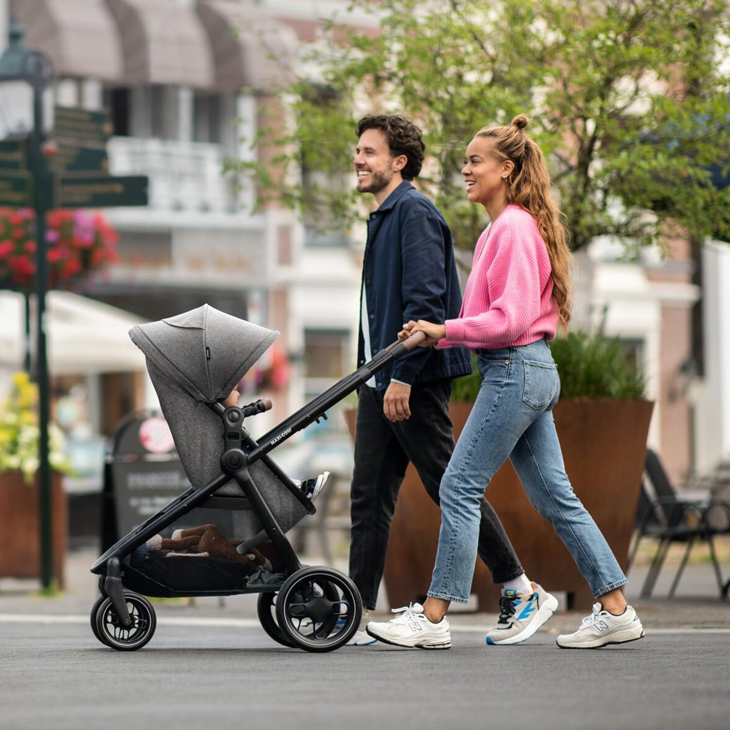 Maxi-Cosi Zelia S Trio Kinderwagen 3 in 1 Komplettset, 0-4 Jahre, bis 22 kg, Zusammenklappbar, Kompakt, Verstellbarer Baby Kinderwagen, mit CabrioFix S i-Size Babyschale, Zubehör, Wickeltasche, Grau