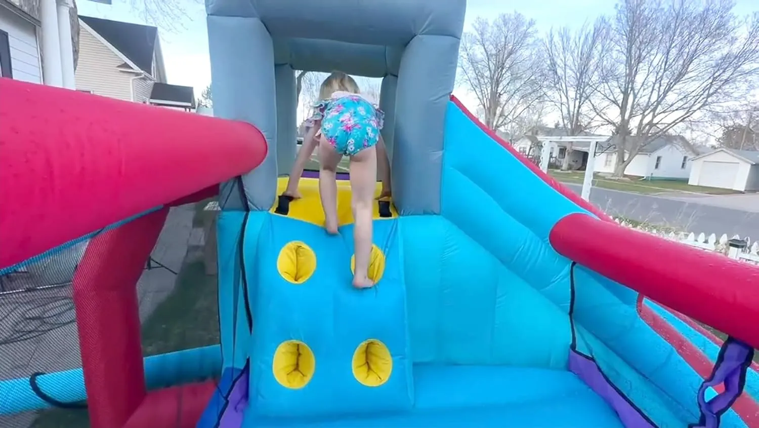 Aufblasbare Wasserrutschen für Kinder, 8-in-1-Hüpfburg-Wasserpark mit 450-W-Gebläse, Kletterwand, Planschbecken, 2 Wasserkanonen, Basketballkorb, Wasserrutsche, Krokodilsprinkler als Geschenk für eine Gartenparty