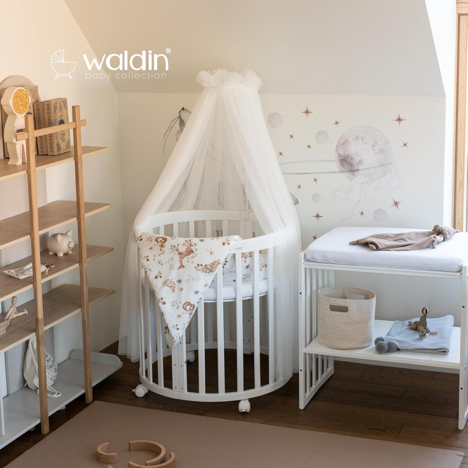 Waldin Oval Baby-Bett Mitwachsend Komplett Set 7in1, Gitterbett, Kinderbett mit Matratze, Wickelkommode, Beistellbett, Holz Weiß