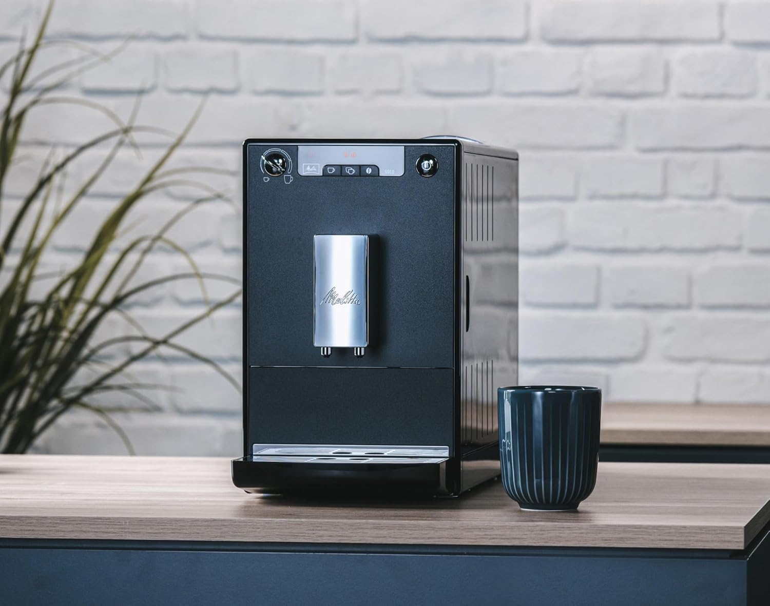 Melitta Solo - Kaffeevollautomat mit höhenverstellbarem Auslauf, kleine Kaffeemaschine mit abnehmbarem Wassertank, für z. B. Espresso oder Café Crème, silber