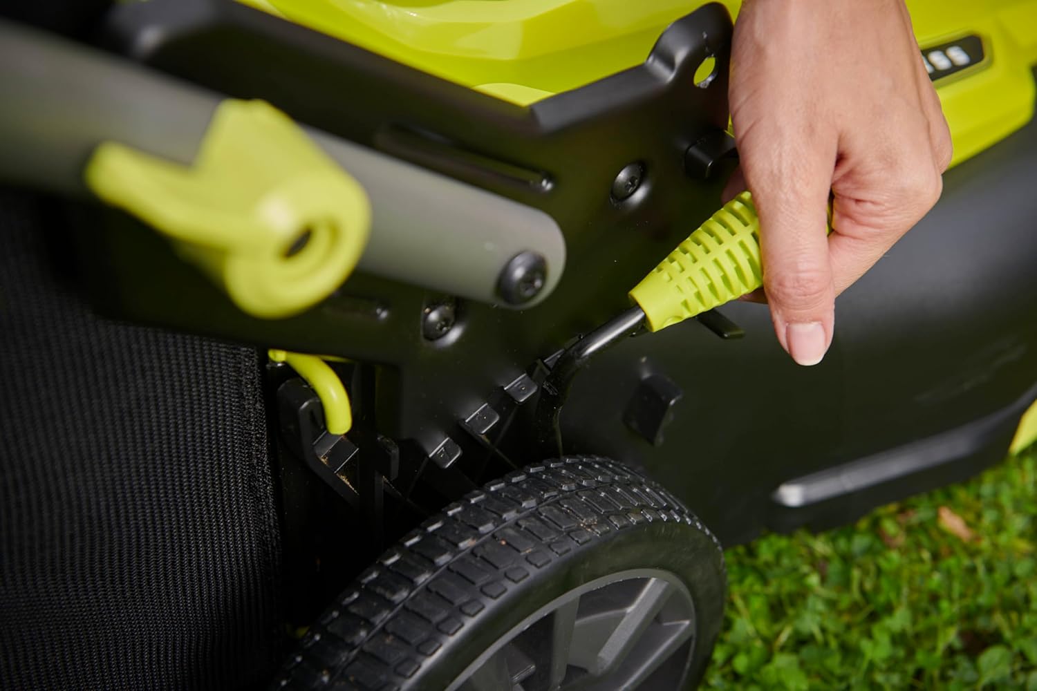 RYOBI 18 V ONE+ Akku-Rasenmäher RLM18X33B40 (Schnittbreite 33 cm, 5-fache Höhenverstellung 25-65 mm, zusammenklappbares Griffgestänge, inkl. Mulchkeil, 35l Grasfangsack, 4,0Ah Akku & Ladegerät)