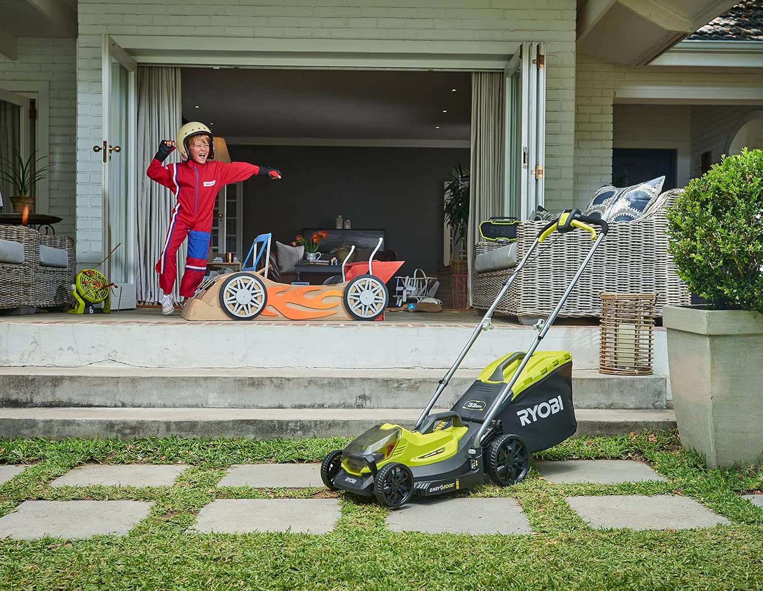 RYOBI 18 V ONE+ Akku-Rasenmäher RLM18X33B40 (Schnittbreite 33 cm, 5-fache Höhenverstellung 25-65 mm, zusammenklappbares Griffgestänge, inkl. Mulchkeil, 35l Grasfangsack, 4,0Ah Akku & Ladegerät)