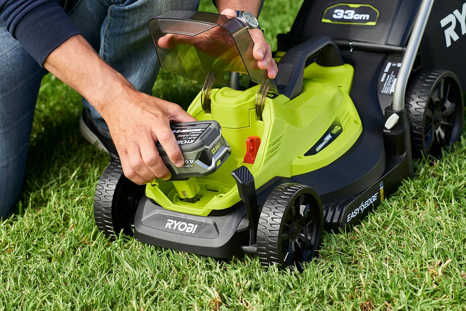 RYOBI 18 V ONE+ Akku-Rasenmäher RLM18X33B40 (Schnittbreite 33 cm, 5-fache Höhenverstellung 25-65 mm, zusammenklappbares Griffgestänge, inkl. Mulchkeil, 35l Grasfangsack, 4,0Ah Akku & Ladegerät)