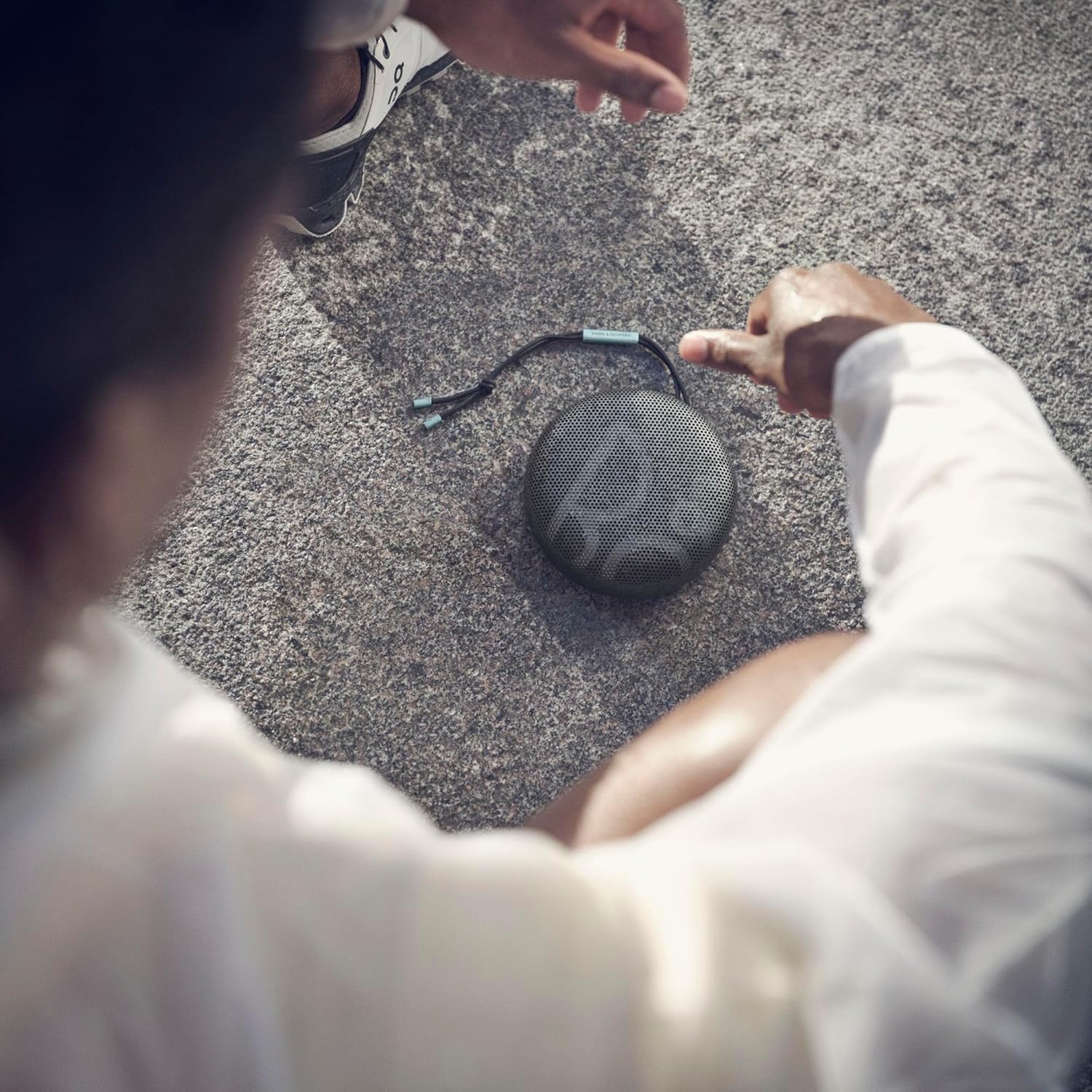 Bang & Olufsen Beosound A1 (2. Gen) – Kabelloser tragbarer IP67 wasserdichter Bluetooth-Lautsprecher mit 360-Grad-Sound, Alexa Voice Assistant & Speakerphone, 18 h Akkulaufzeit - Black Anthracite