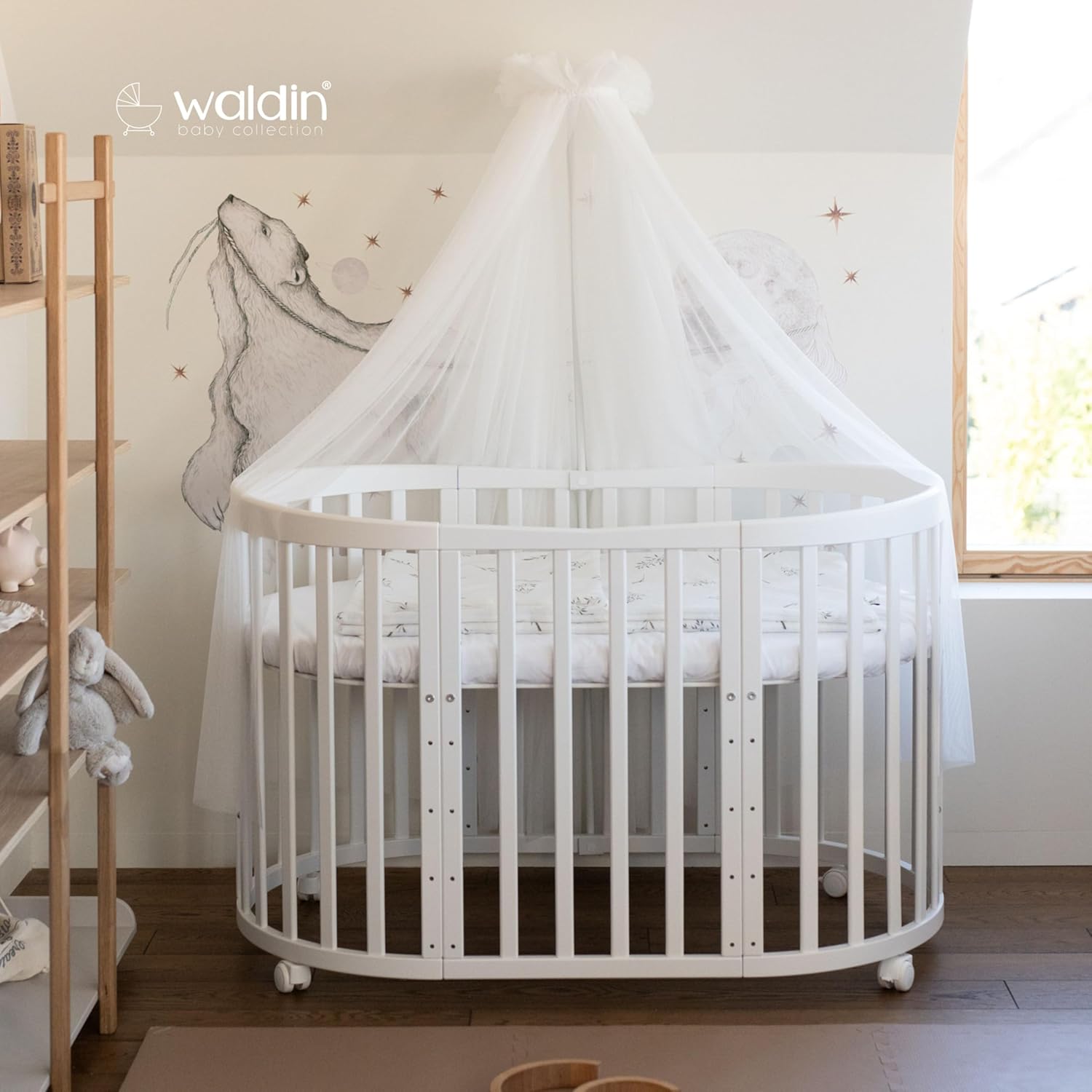 Waldin Oval Baby-Bett Mitwachsend Komplett Set 7in1, Gitterbett, Kinderbett mit Matratze, Wickelkommode, Beistellbett, Holz Weiß