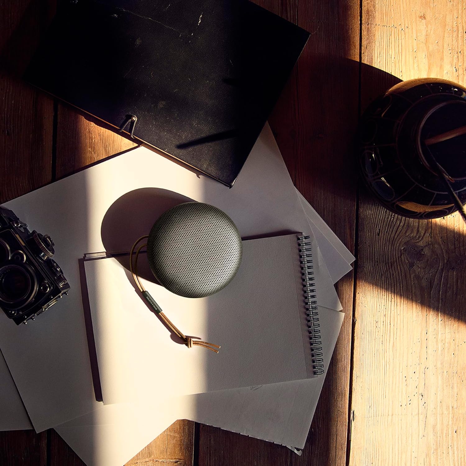 Bang & Olufsen Beosound A1 (2. Gen) – Kabelloser tragbarer IP67 wasserdichter Bluetooth-Lautsprecher mit 360-Grad-Sound, Alexa Voice Assistant & Speakerphone, 18 h Akkulaufzeit - Black Anthracite