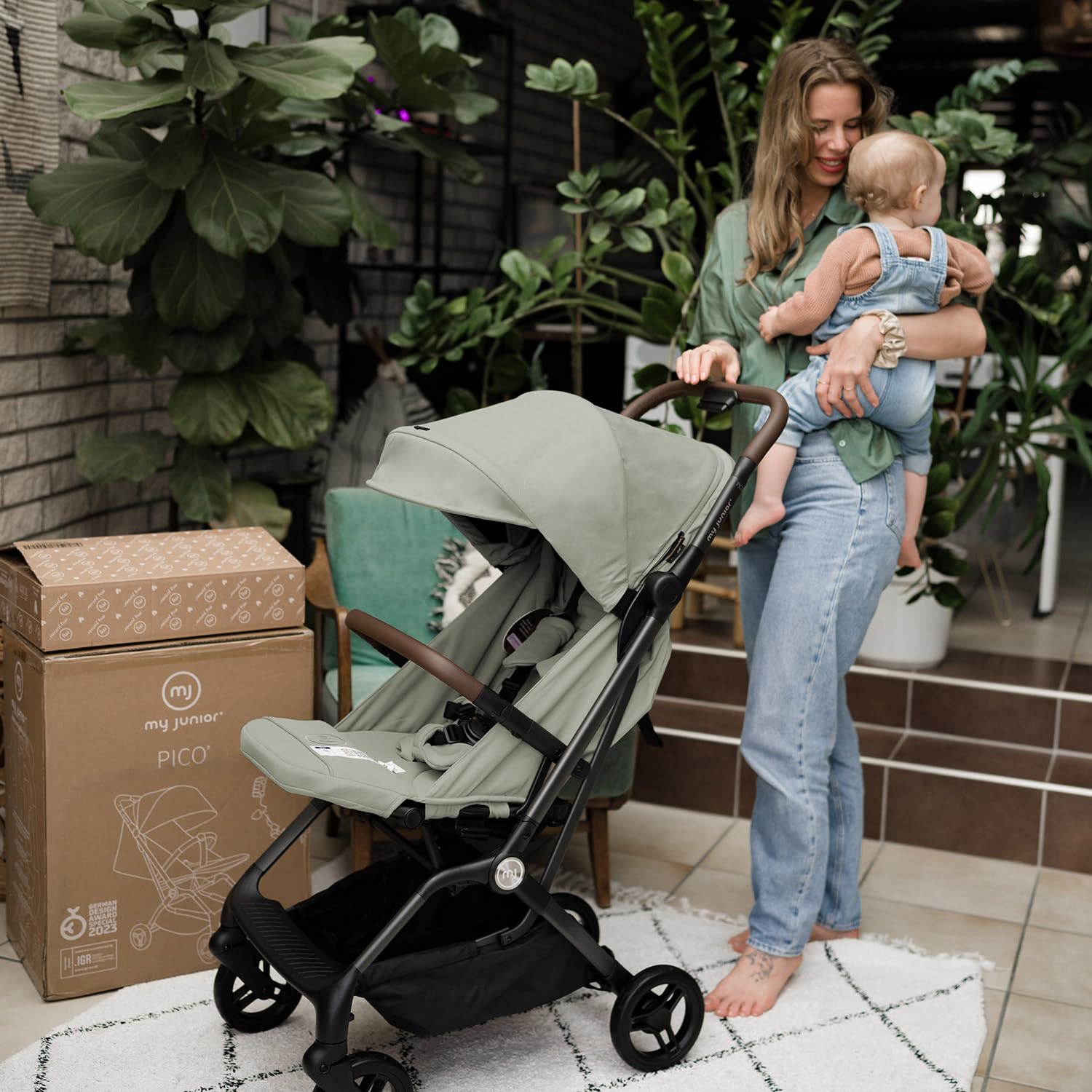 my junior Buggy PICO³ | bis 22kg | Einhand AutoFold-Klappmechanismus | Ergonomische Liegeposition nach IGR e.V. | großes Sonnenverdeck UV50+ | Handgepäckmaß | 2 Belüftungsfenster Hazel - Black