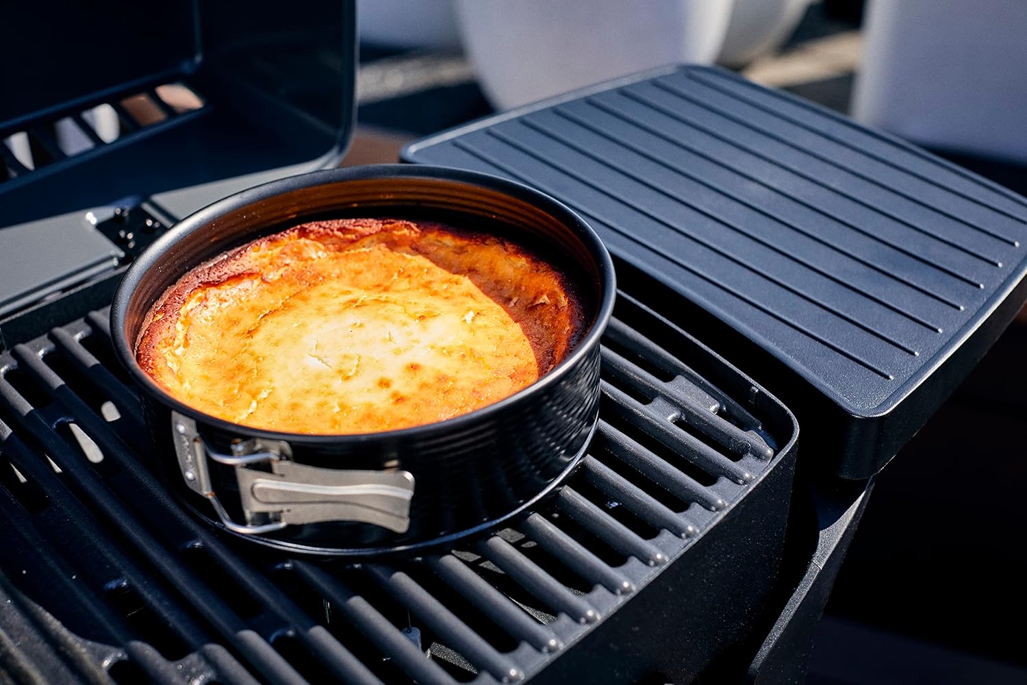 EndersGasgrill Urban II Pro, Tischgrill, Grillen-, Kochen- und Backen Funktion, 2 Brenner Edelstahl, mit Grill-Thermometer, Balkon-, Camping-Grill, Aluguss-Gehäuse, Gusseisen-Rost, #2062