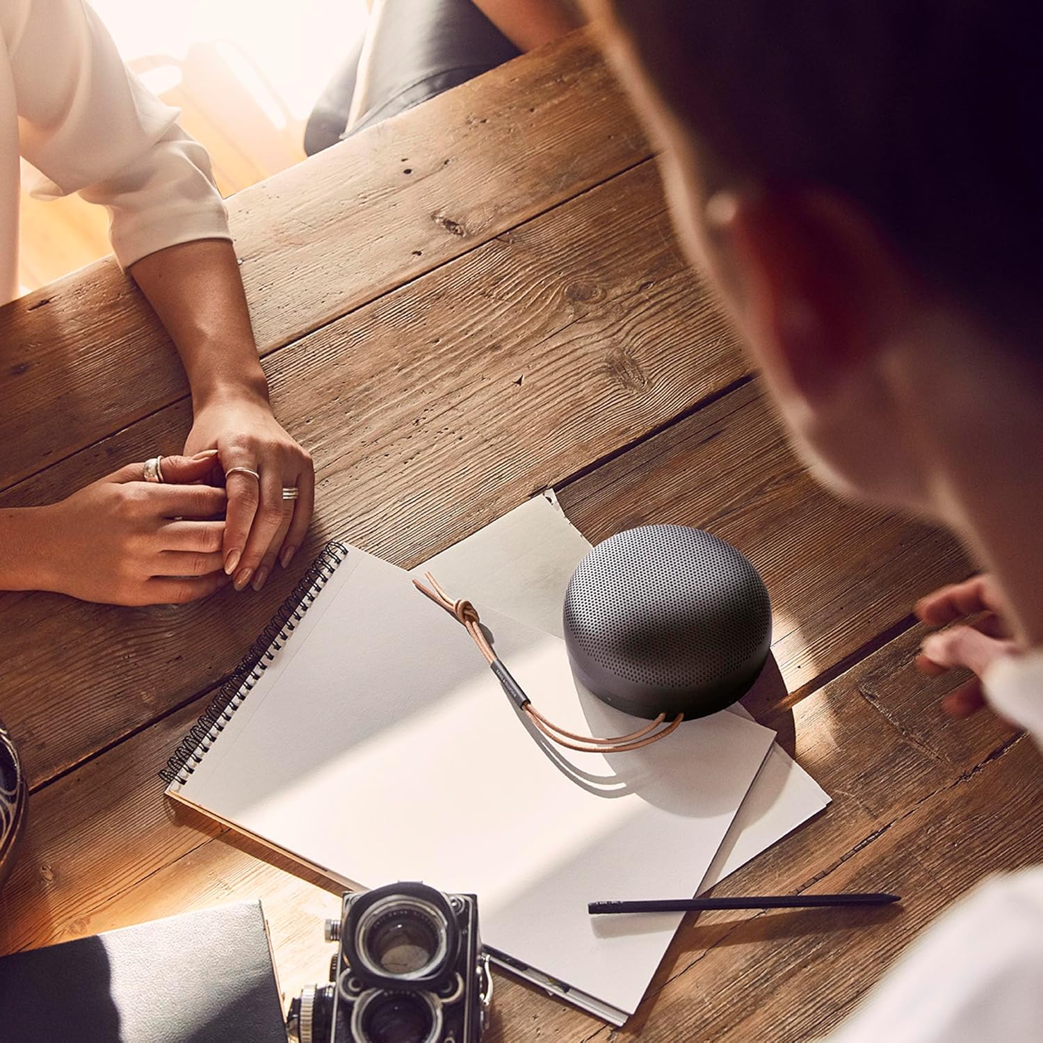 Bang & Olufsen Beosound A1 (2. Gen) – Kabelloser tragbarer IP67 wasserdichter Bluetooth-Lautsprecher mit 360-Grad-Sound, Alexa Voice Assistant & Speakerphone, 18 h Akkulaufzeit - Black Anthracite