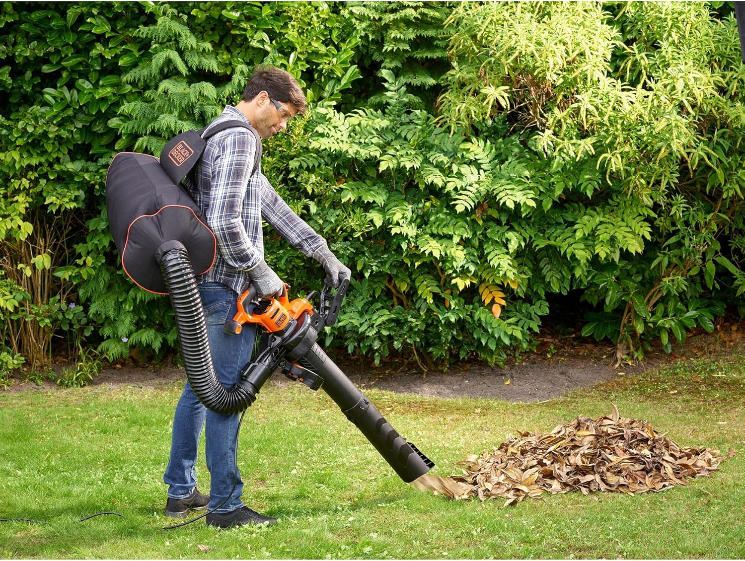 Black+Decker 3-in-1 Elektro-Laubsauger/Laubblser BEBLV301 (3.000 Watt, mit Hcksler + aufsteckbarem Laubrechen, 72l Fangsack-Rucksack - hohe Blasgeschwindigkeit & verstellbare Saugleistung)
