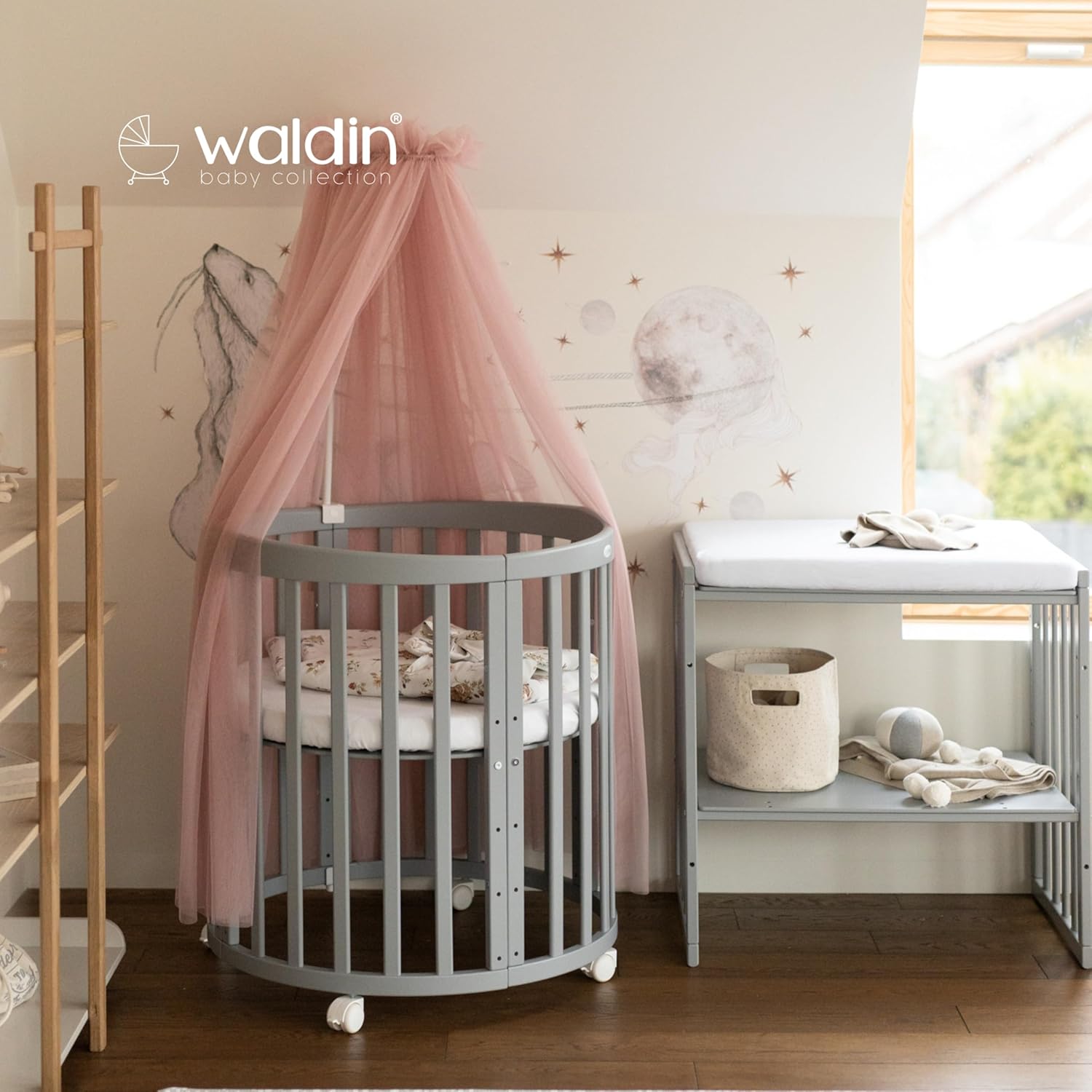 Waldin Oval Baby-Bett Mitwachsend Komplett Set 7in1, Gitterbett, Kinderbett mit Matratze, Wickelkommode, Beistellbett, Holz Weiß