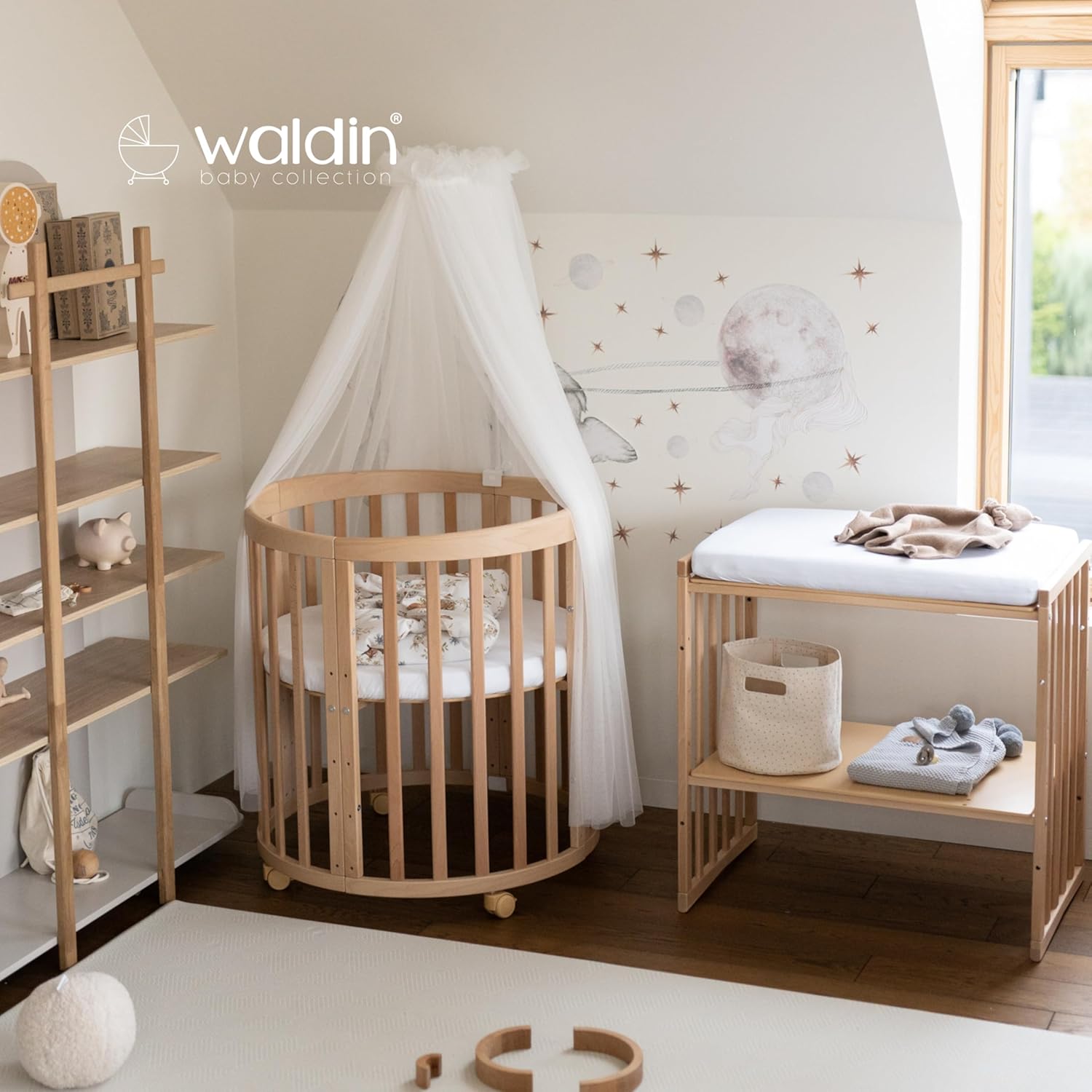 Waldin Oval Baby-Bett Mitwachsend Komplett Set 7in1, Gitterbett, Kinderbett mit Matratze, Wickelkommode, Beistellbett, Holz Weiß