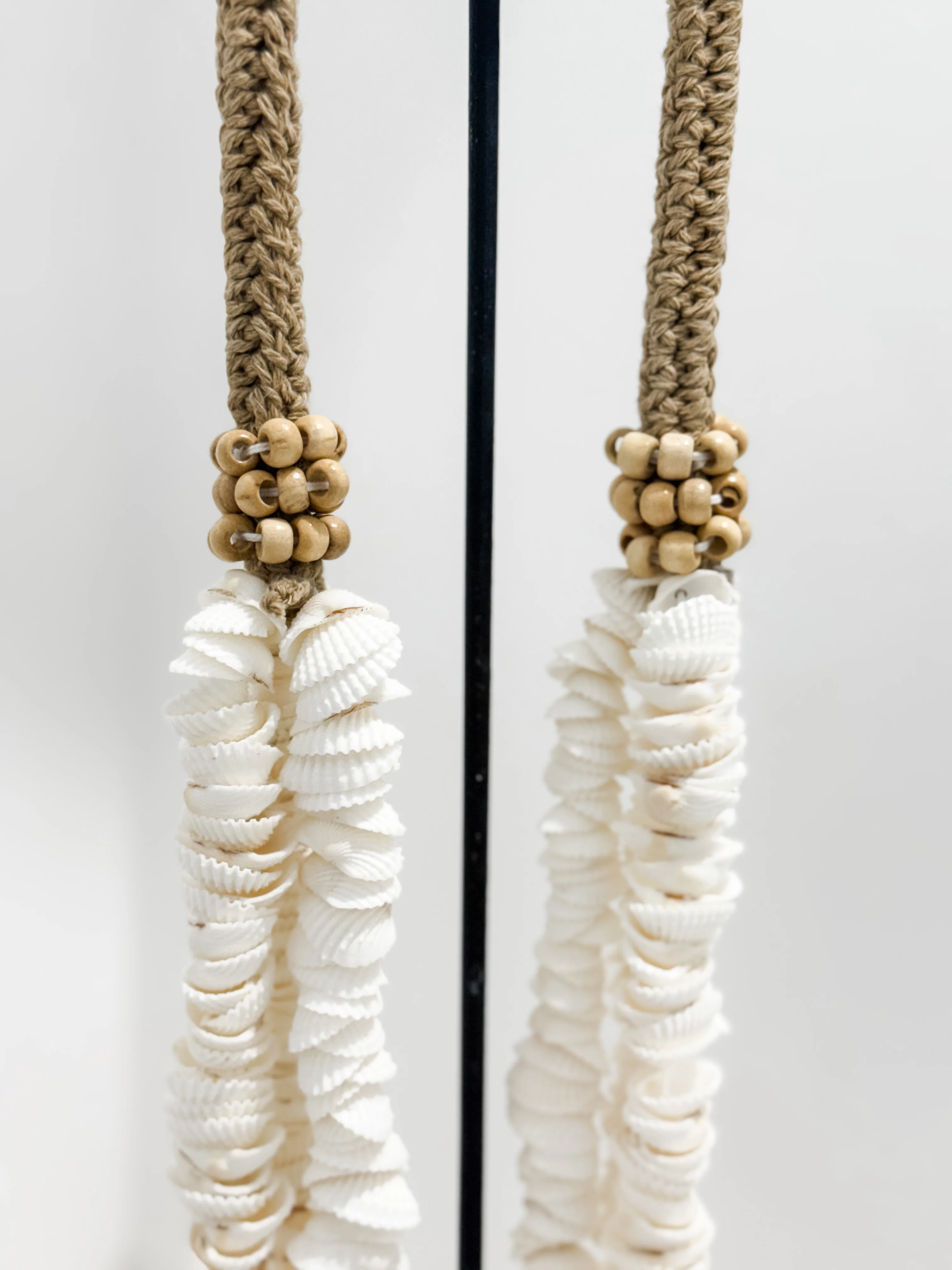 Nusa Shell Necklace on Stand �C Cockle Shell