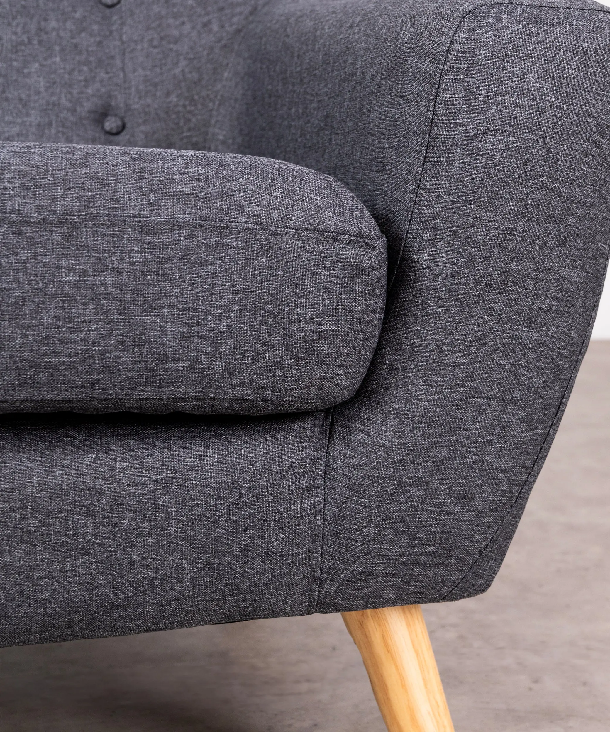 Sillón en Poliéster y Lino con Madera Skandic